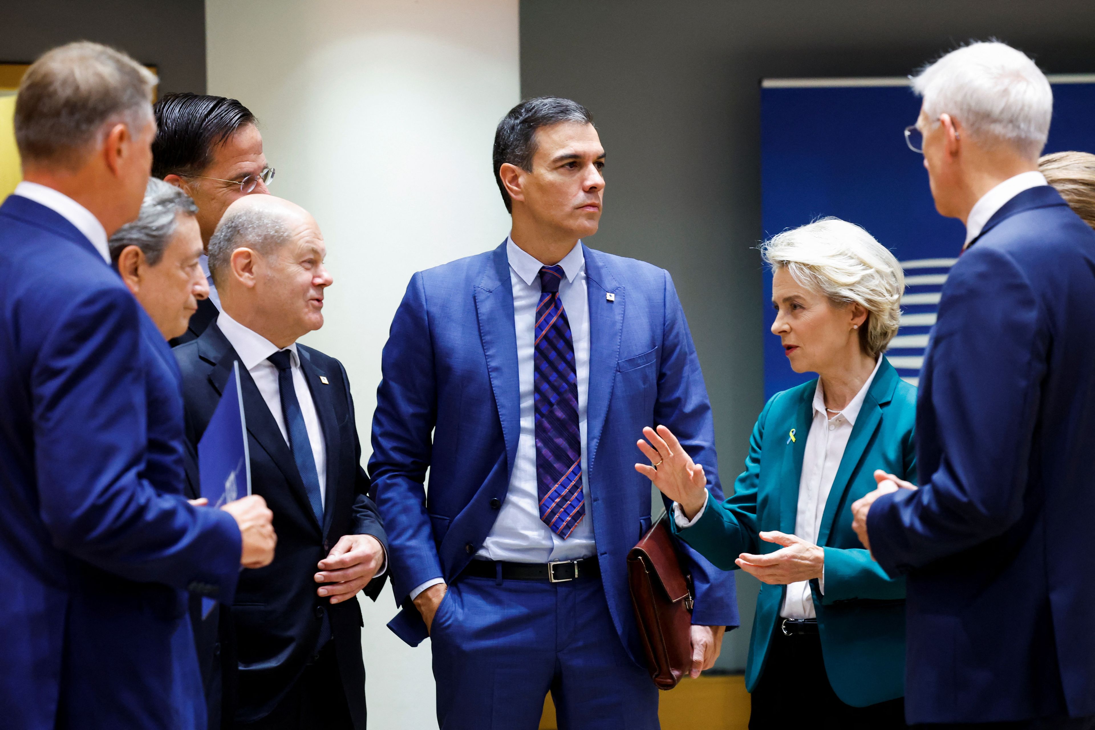 Pedro Sánchez rodeado de líderes europeos como Ursula Von der Leyen, presidenta de la Comisión Europea y Olaf Scholz, canciller de Alemania entre otros.