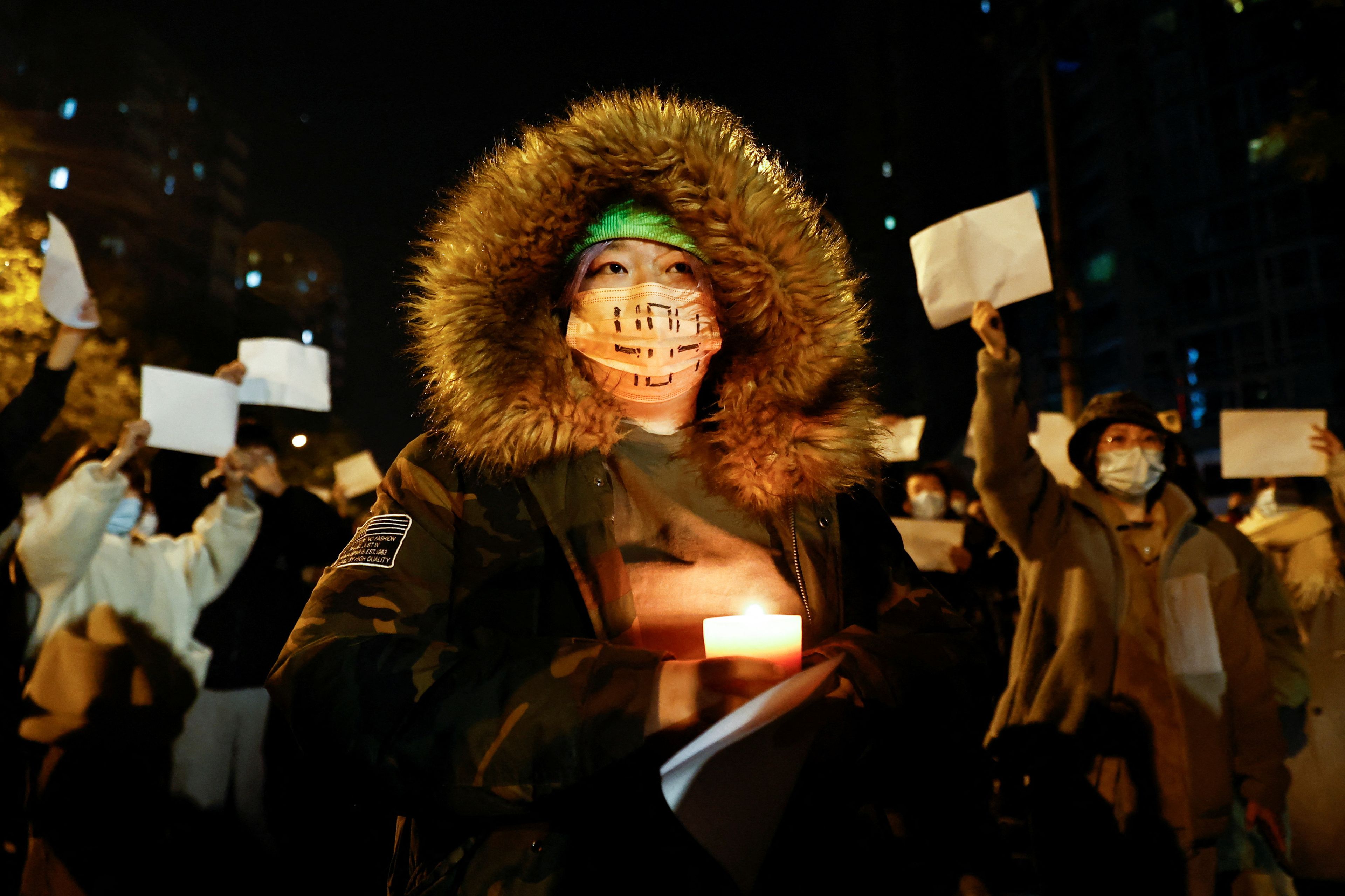 Una persona sujeta una vela durante la protesta de este domingo en Pekín.