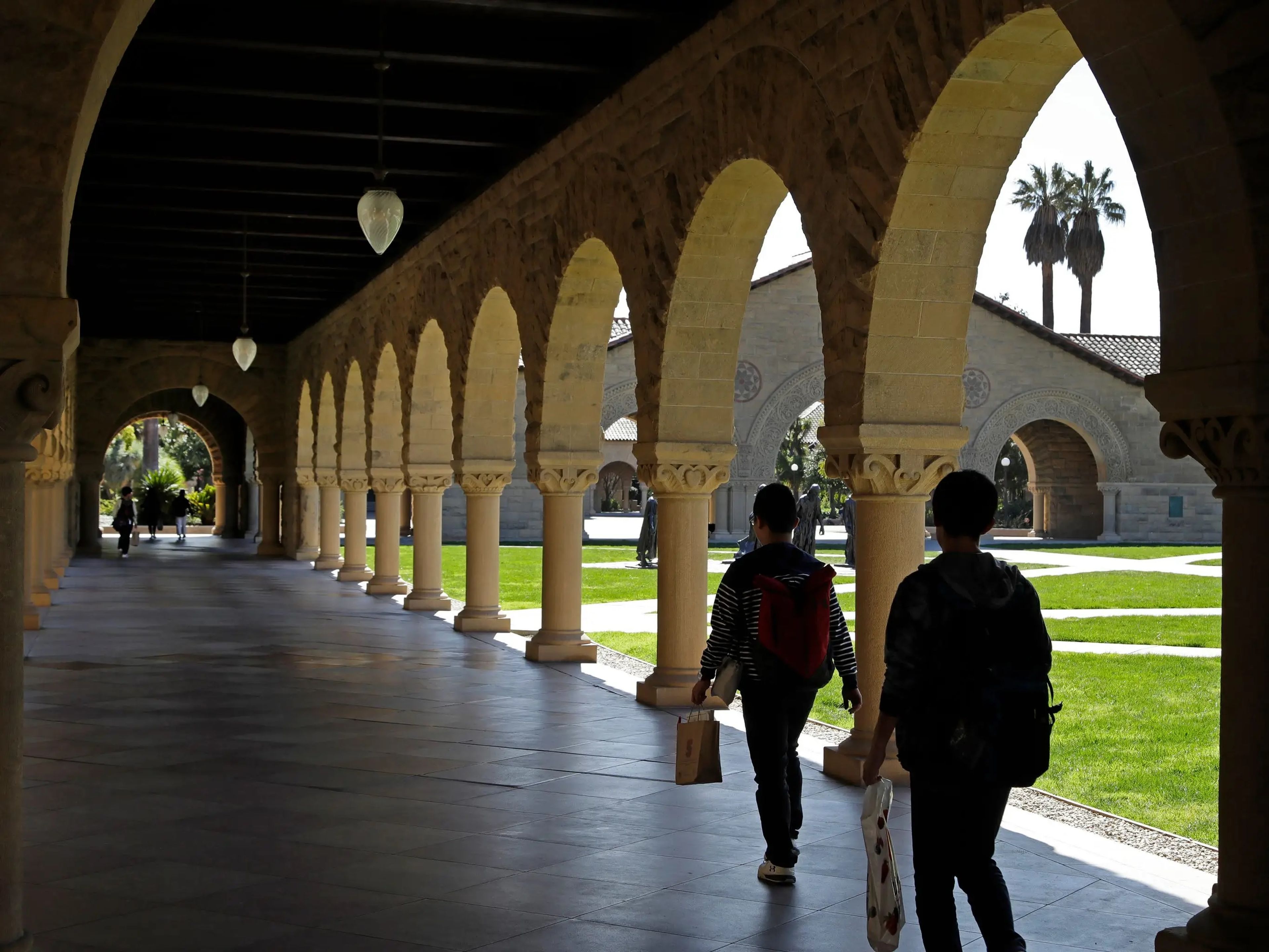 Personas en el campus de la Universidad de Stanford en California.