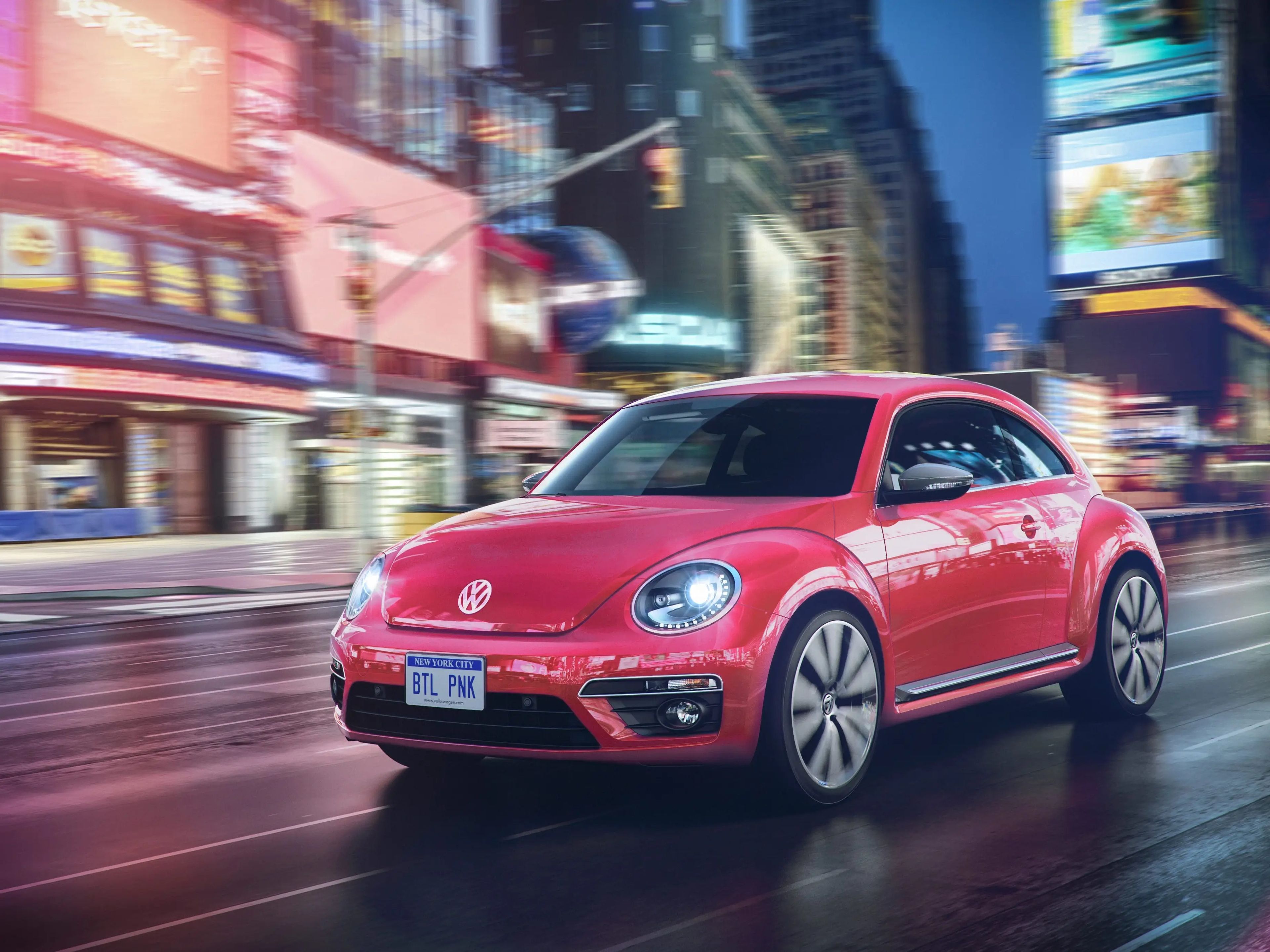 Un VW Beetle rosa.