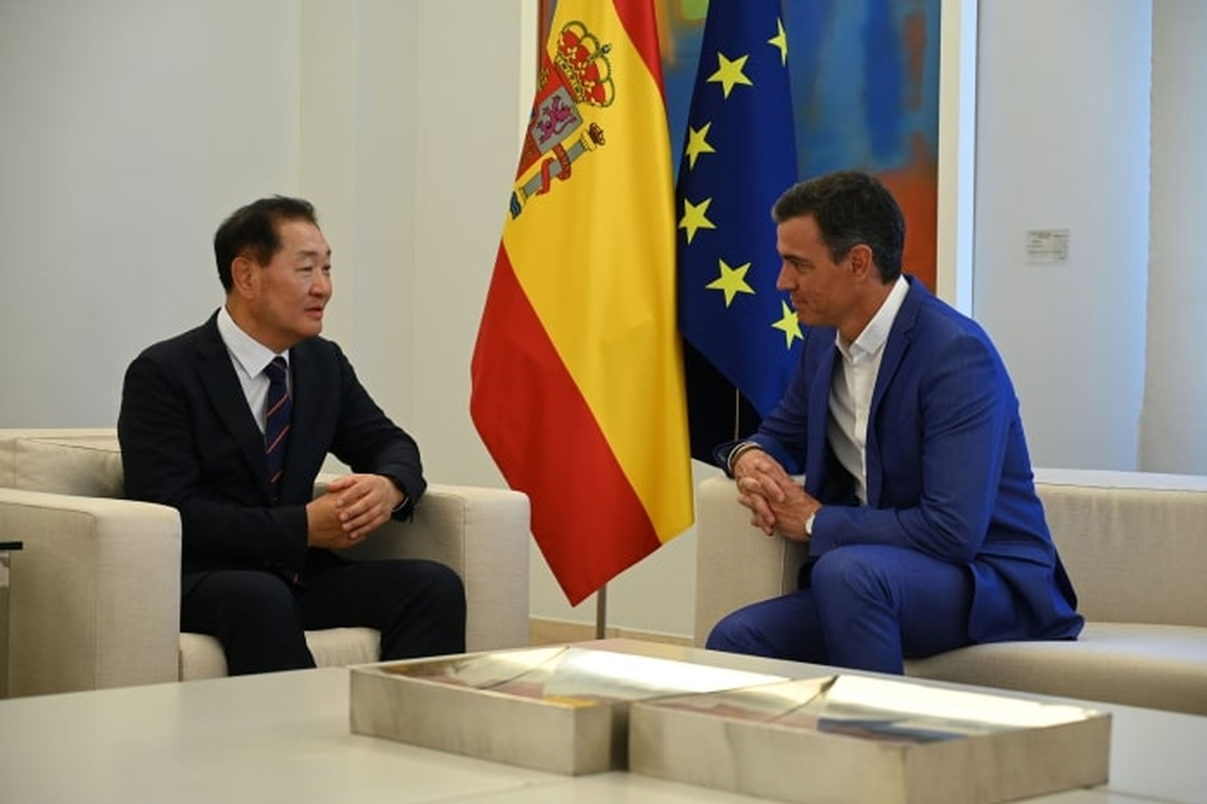 El presidente del Gobierno, Pedro Sánchez, se reúne con el consejero delegado de Samsung, Jong-Hee Han.