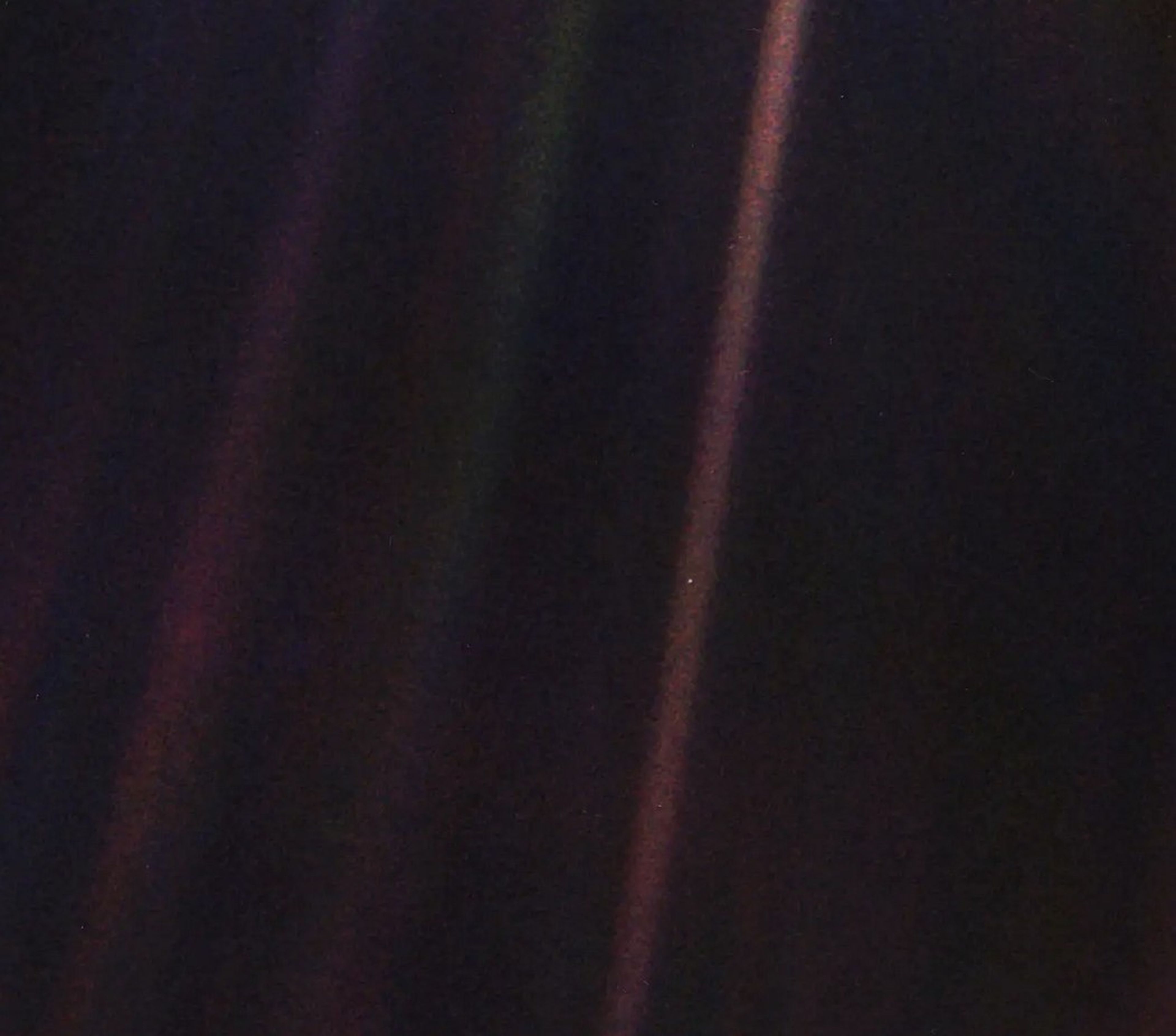 El "punto azul pálido", una fotografía de la Tierra tomada el 14 de febrero de 1990 por la Voyager 1 de la NASA, a una distancia de casi 6.000 kilómetros del Sol.