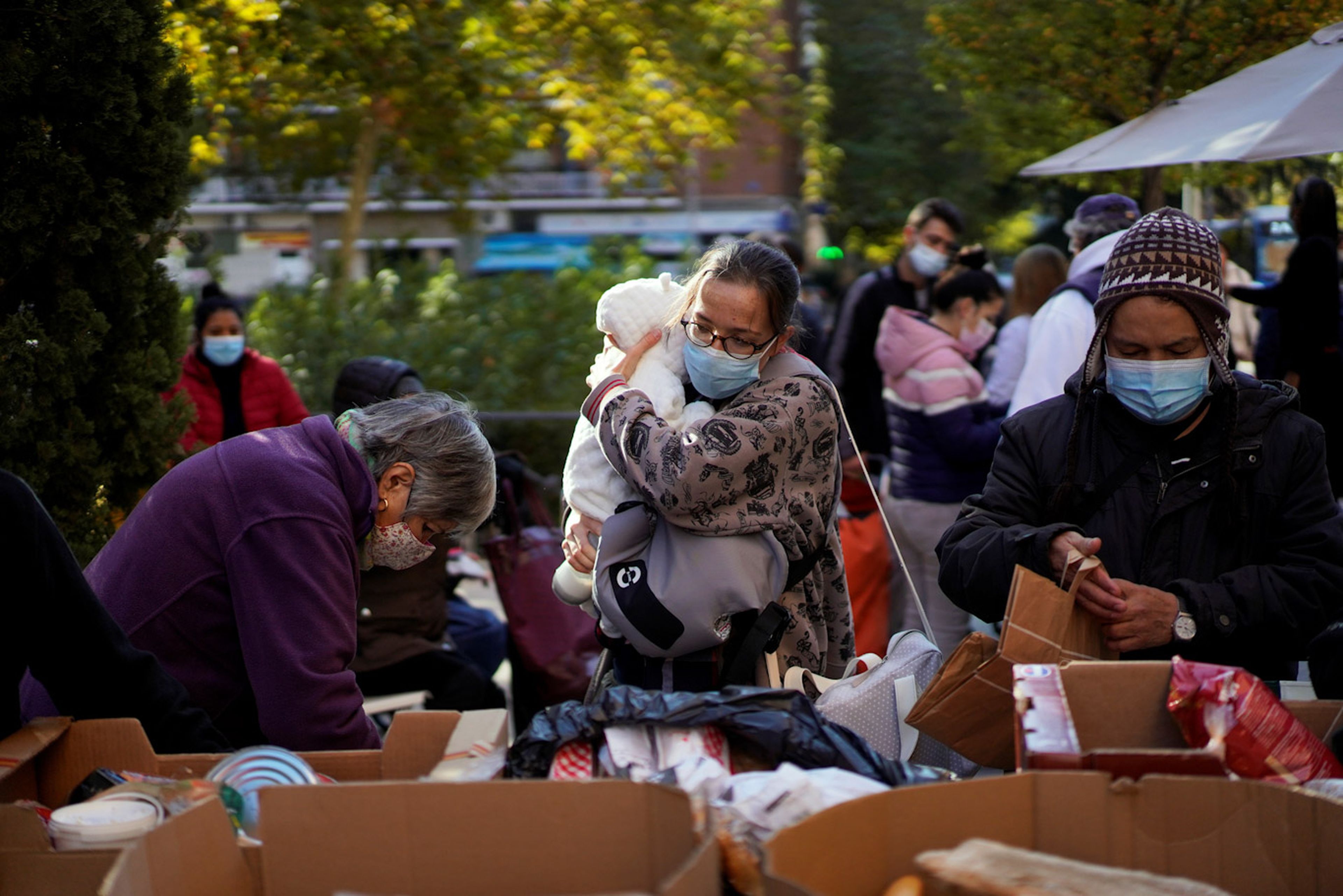 Reparto de comida a personas vulnerables por parte de una ONG, en Madrid (octubre de 2020).