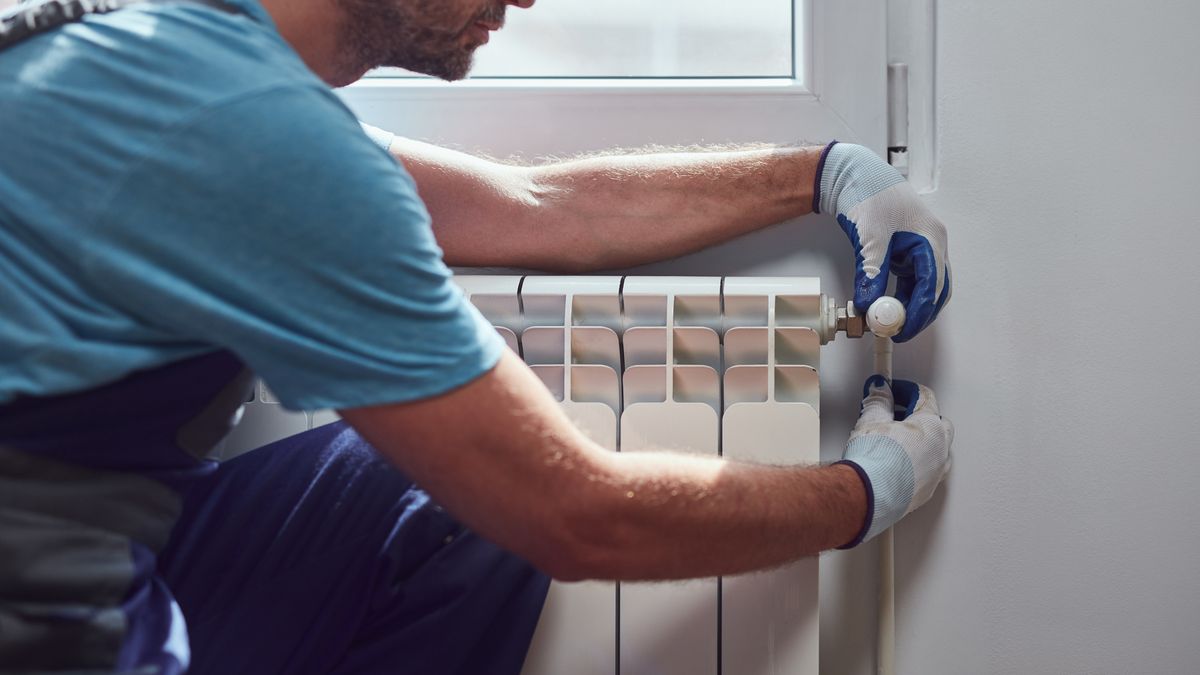 El truco que me enseñó un experto para purgar los radiadores de casa antes del invierno