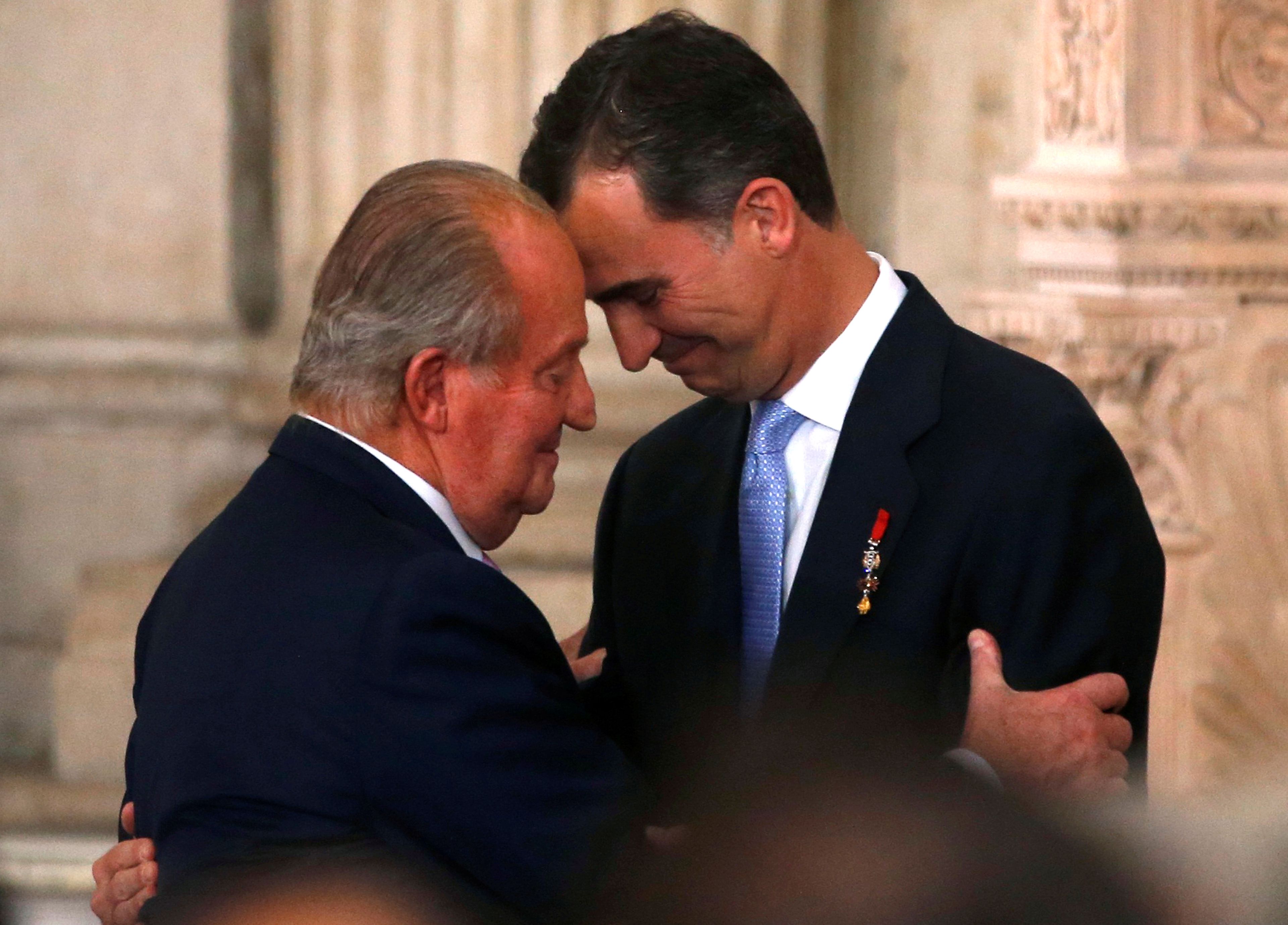 El Rey Juan Carlos abdica en su hijo Felipe.