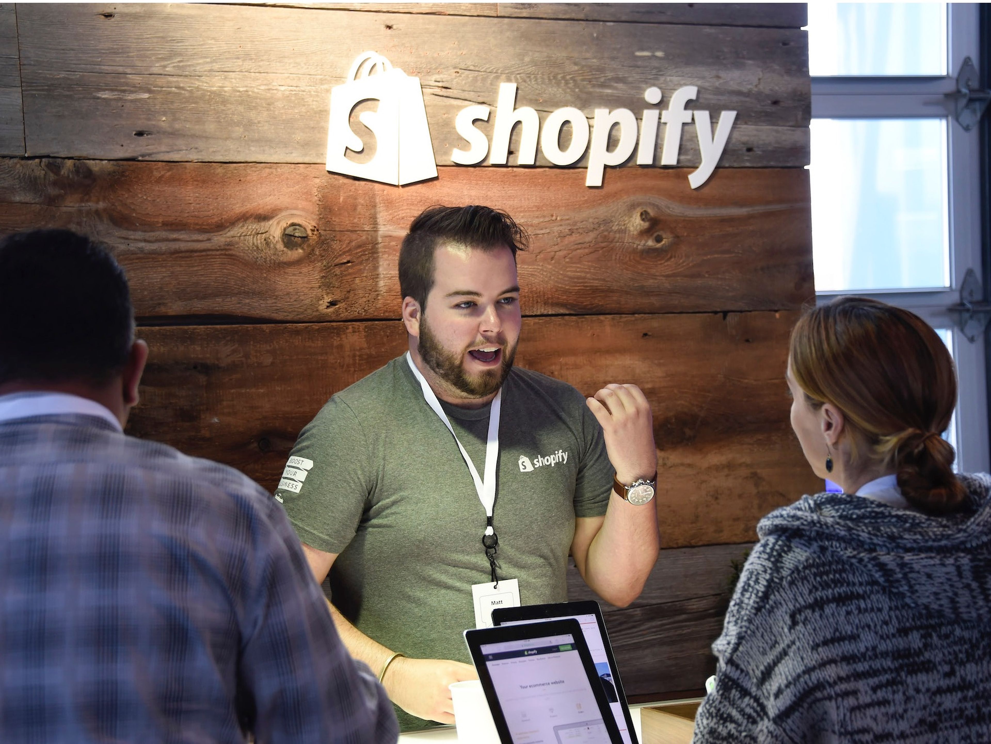 Shopify ha despedido este verano a 1.000 empleados sin que el crecimiento post pandemia haya conseguido convertirse en fijo. 