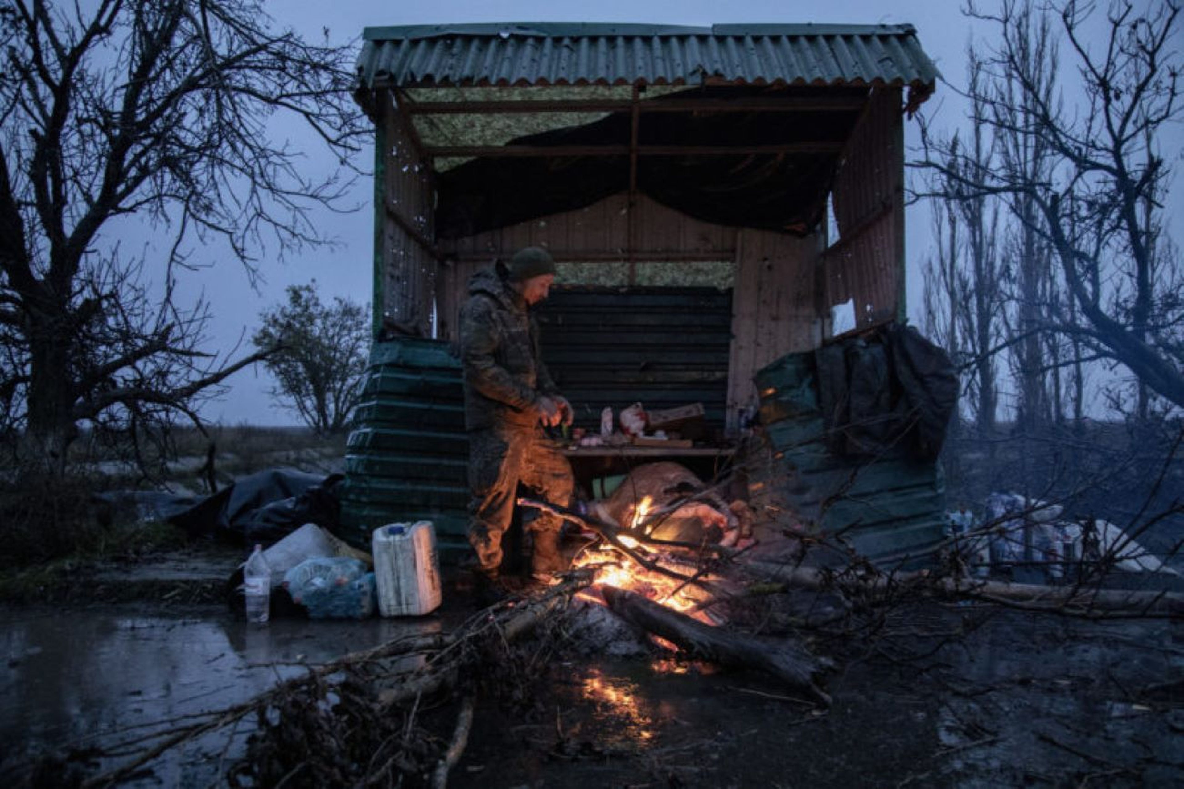 Un soldado ucraniano cerca del pueblo de Novopetrivka.