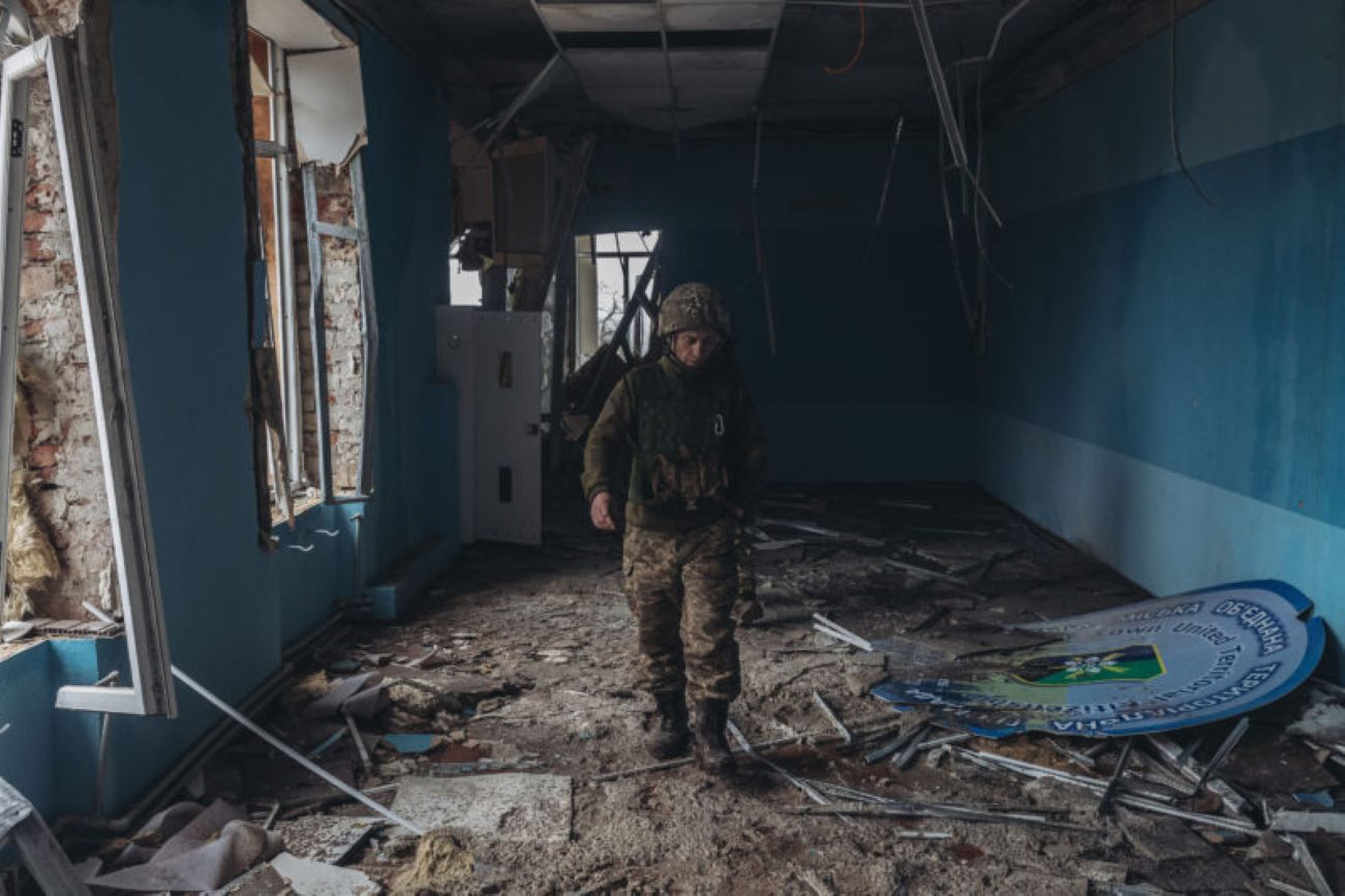 Soldados ucranianos en una casa destruida en Donetsk.