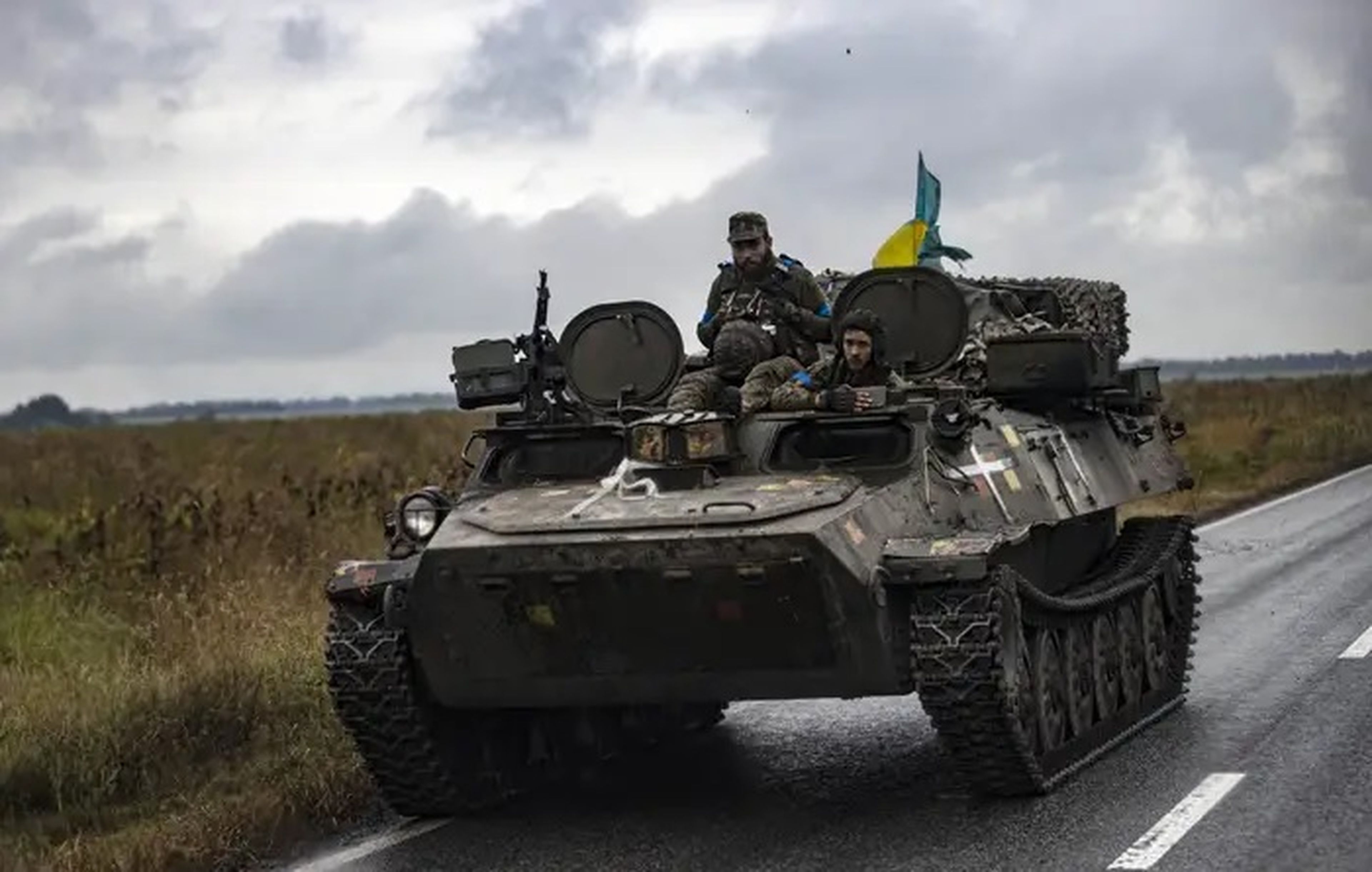 Soldados ucranianos en un tanque.