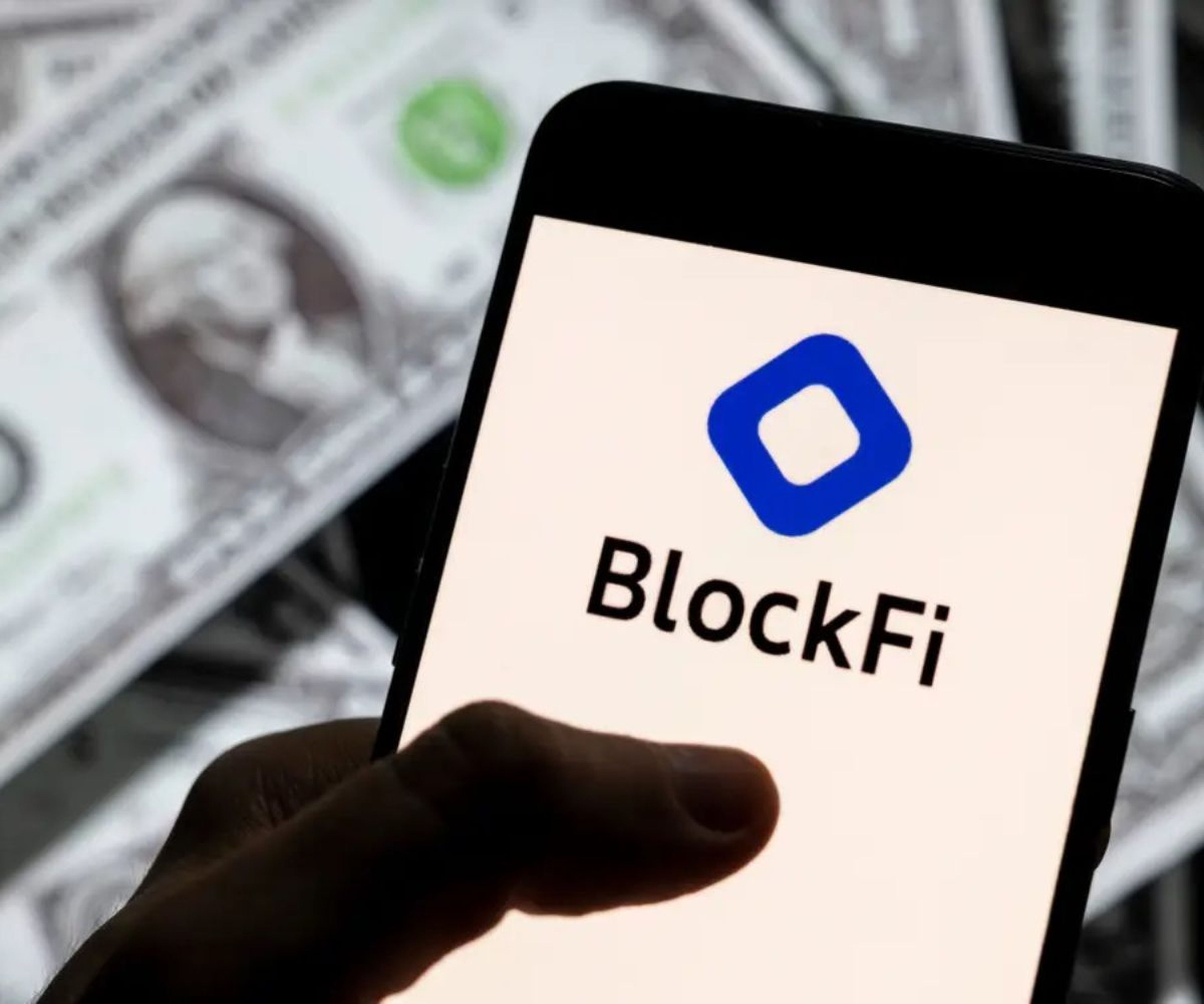 Un teléfono móvil con el logo de BlockFi.