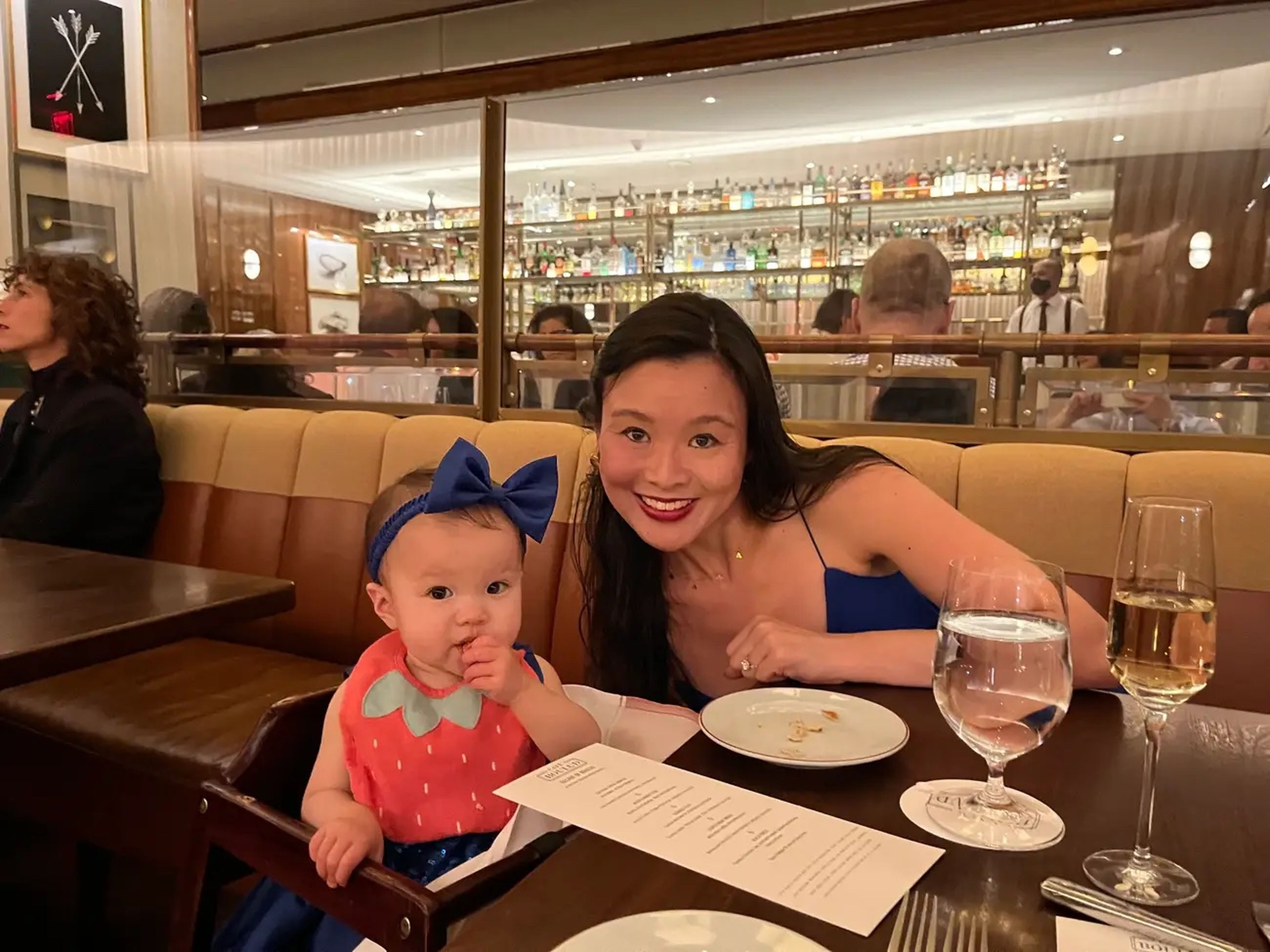 Tiffany Leigh con su bebé en el Café Bouloud