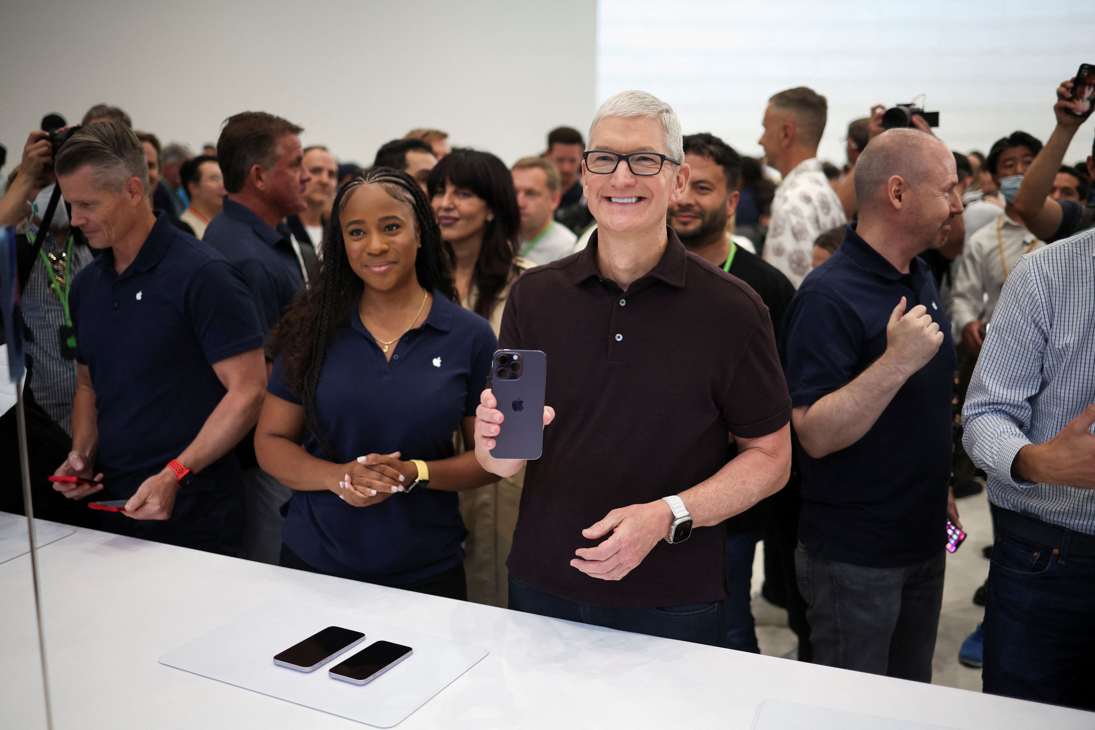 Tim Cook, CEO de Apple, junto a una empleada de la compañía.