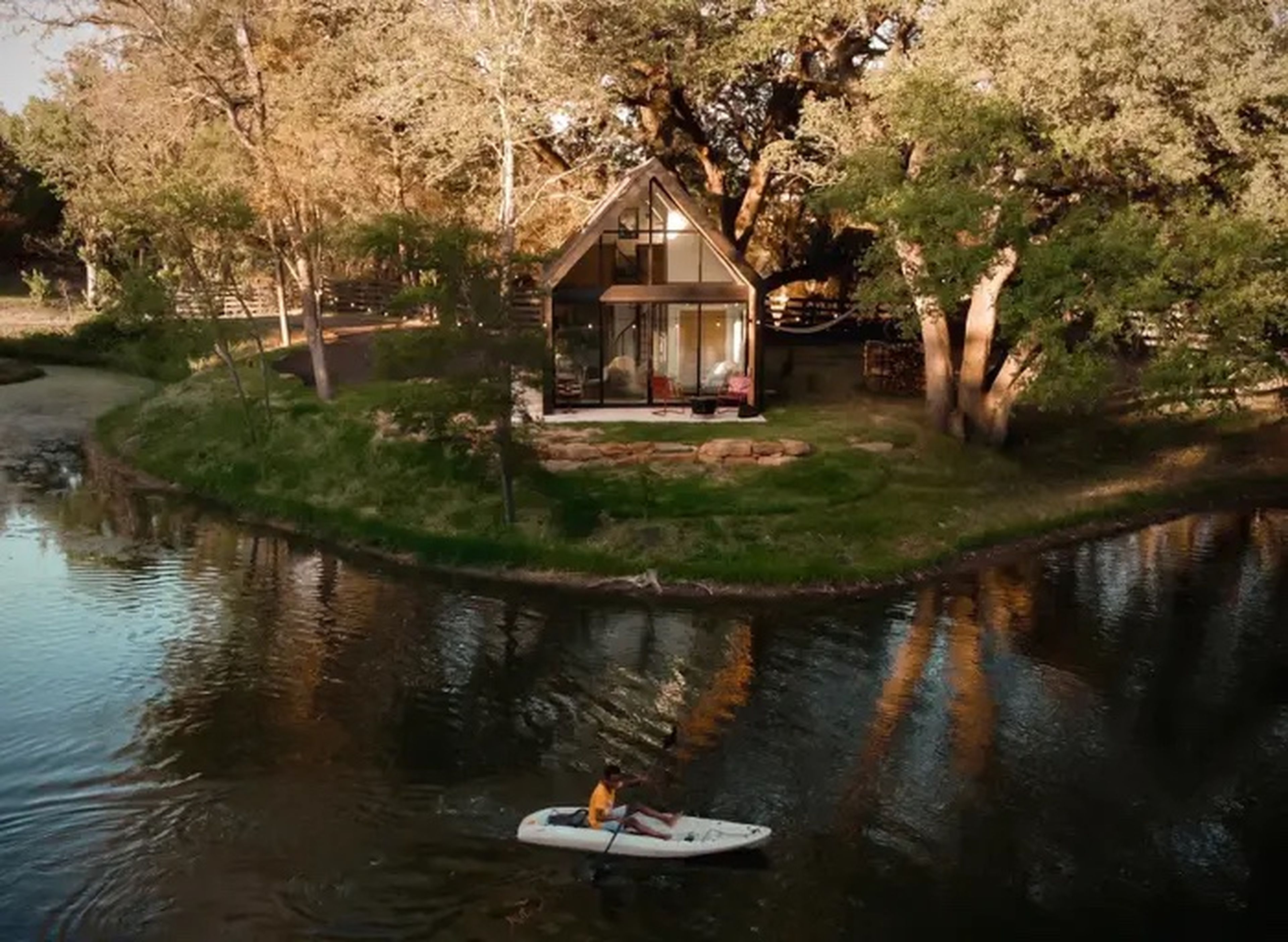 Los huéspedes pueden hacer kayak en el lago.