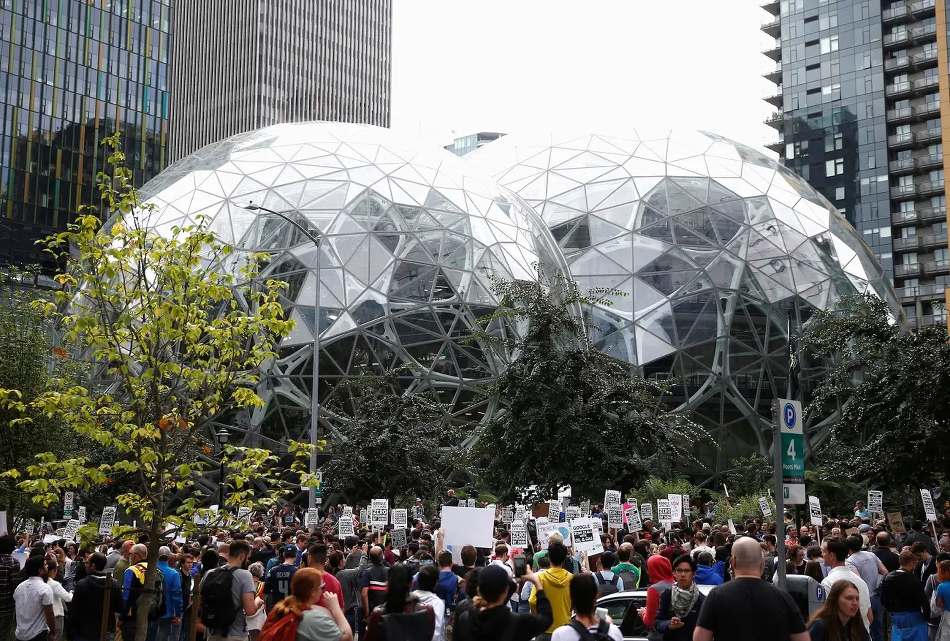 Los trabajadores tecnológicos concentrados frente a la sede de Amazon durante una manifestación y huelga climática en Seattle, Washington, el 20 de septiembre de 2019. 