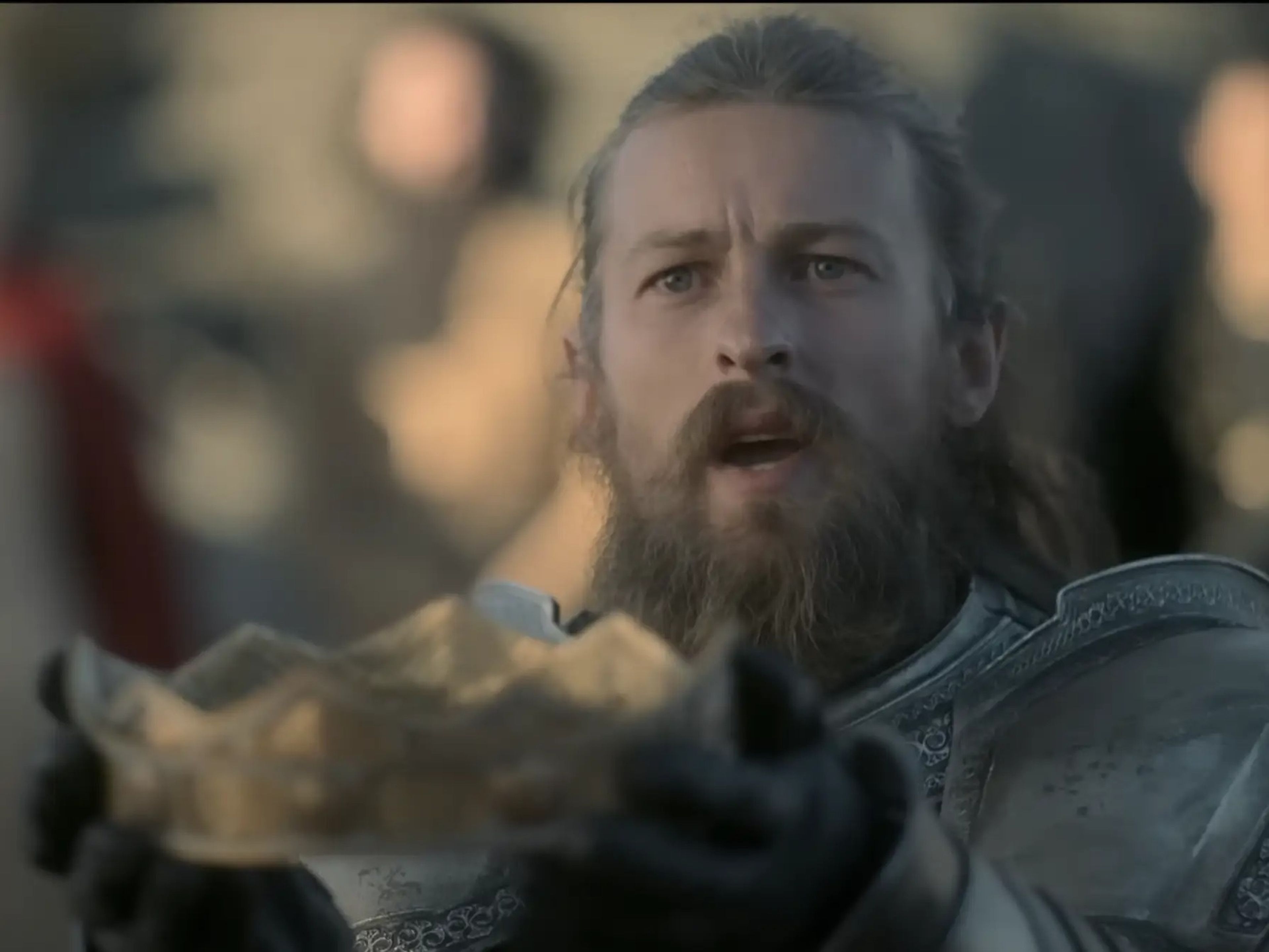 Ser Erryk Cargyll entregando a Rhaenyra Targaryen su corona en el último episodio.