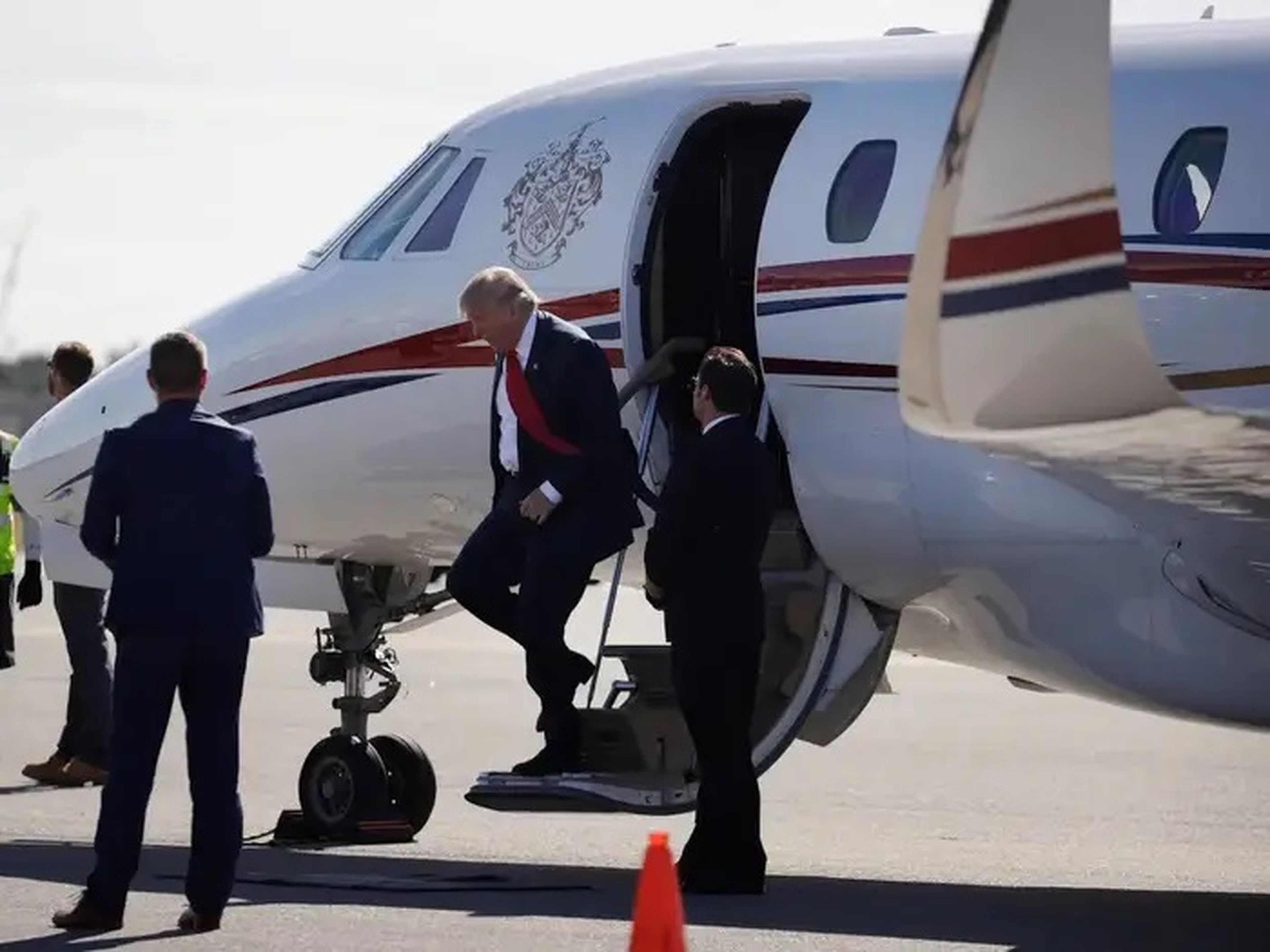 Trump, bajando de su Cessna Citation X.