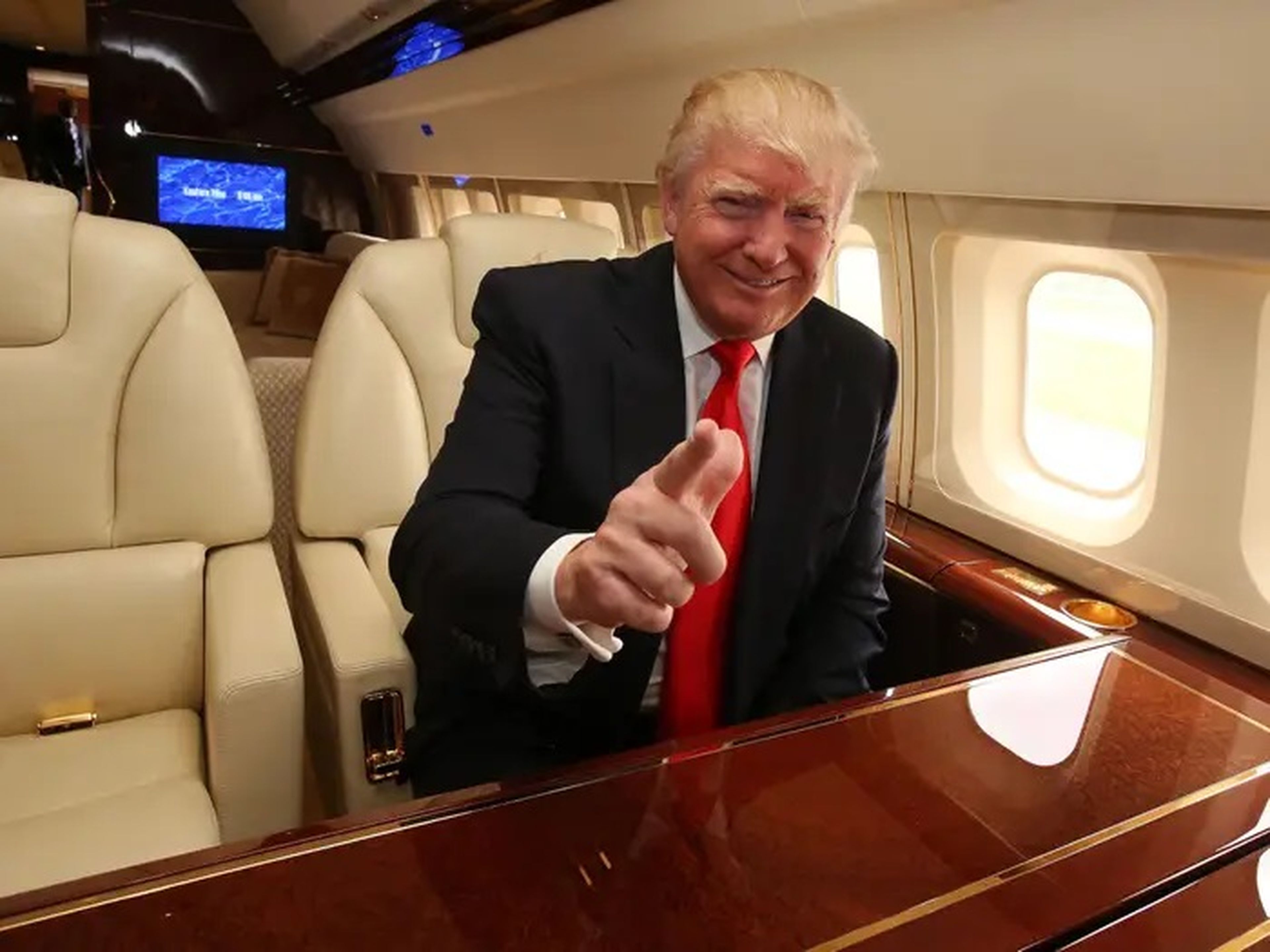 Trump, a bordo de su jet privado Boeing 757.