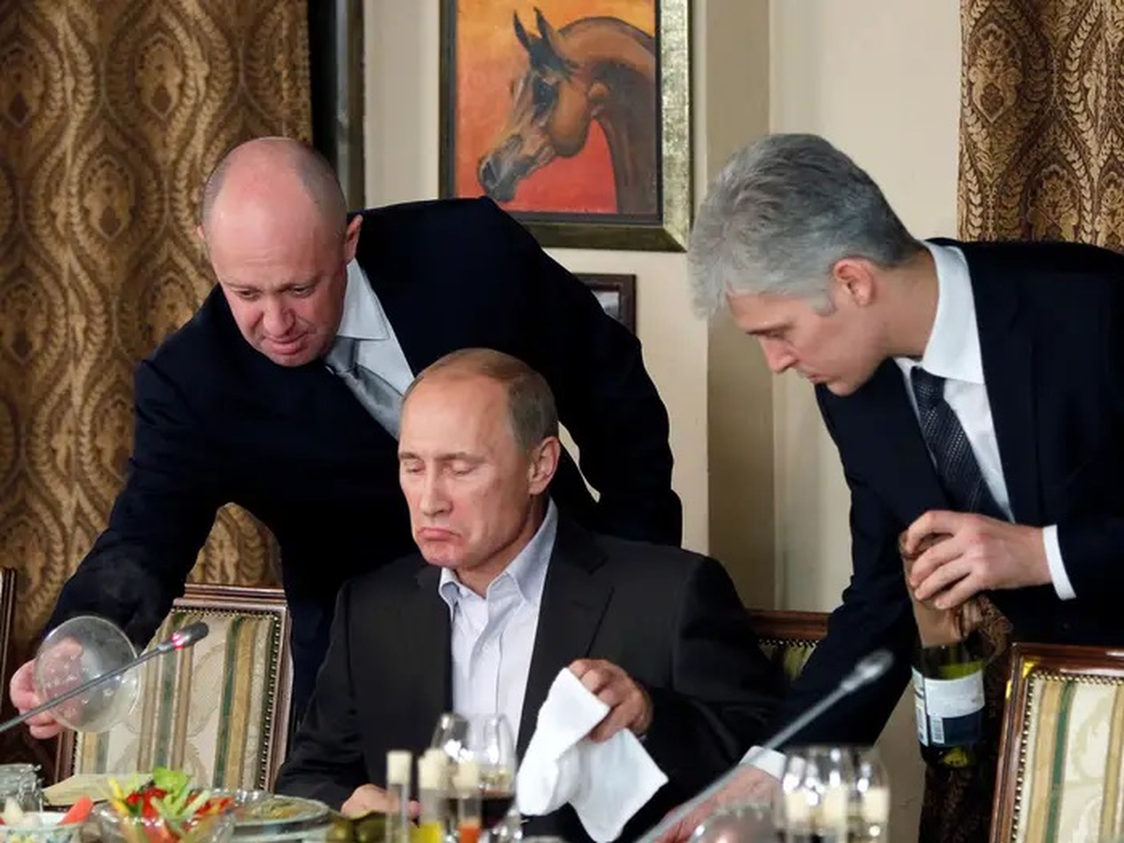 Prigozhin sirve la cena a Putin en el restaurante Cheval Blanc en las afueras de Moscú, Rusia, el 11 de noviembre de 2011.