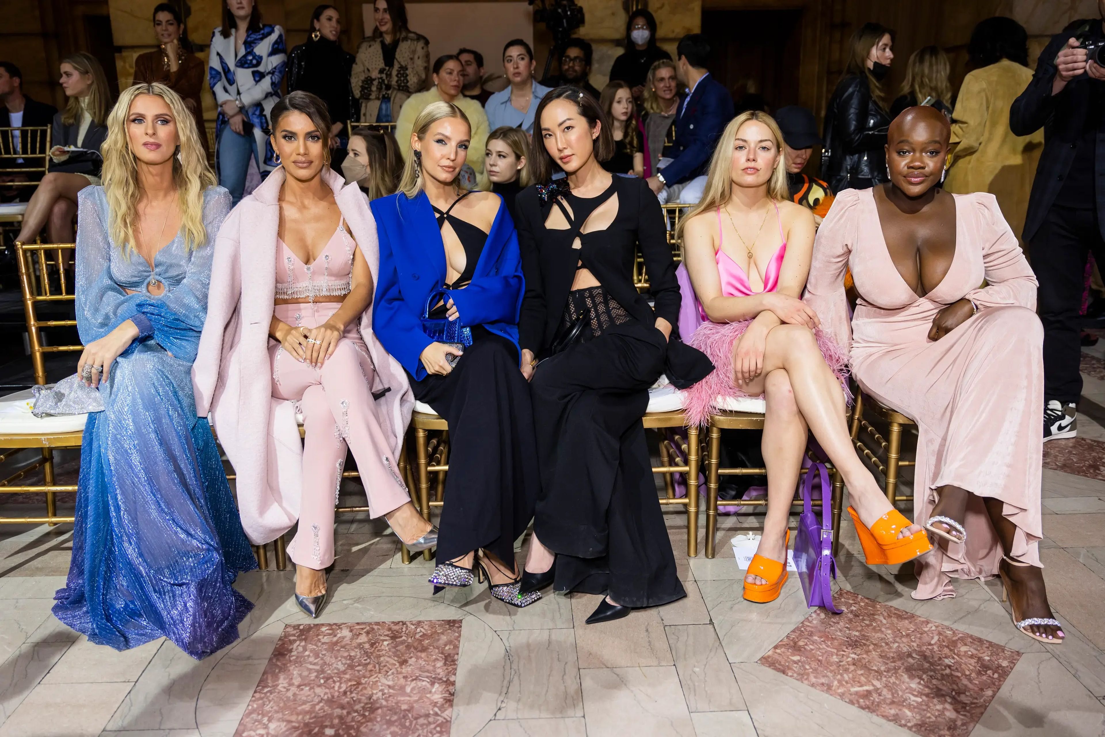 Agutu (derecha) se sienta junto a las influencers Nicky Hilton, Camila Coelho, Leonie Hanne y Chriselle Lim durante la Semana de la Moda de Nueva York de febrero.