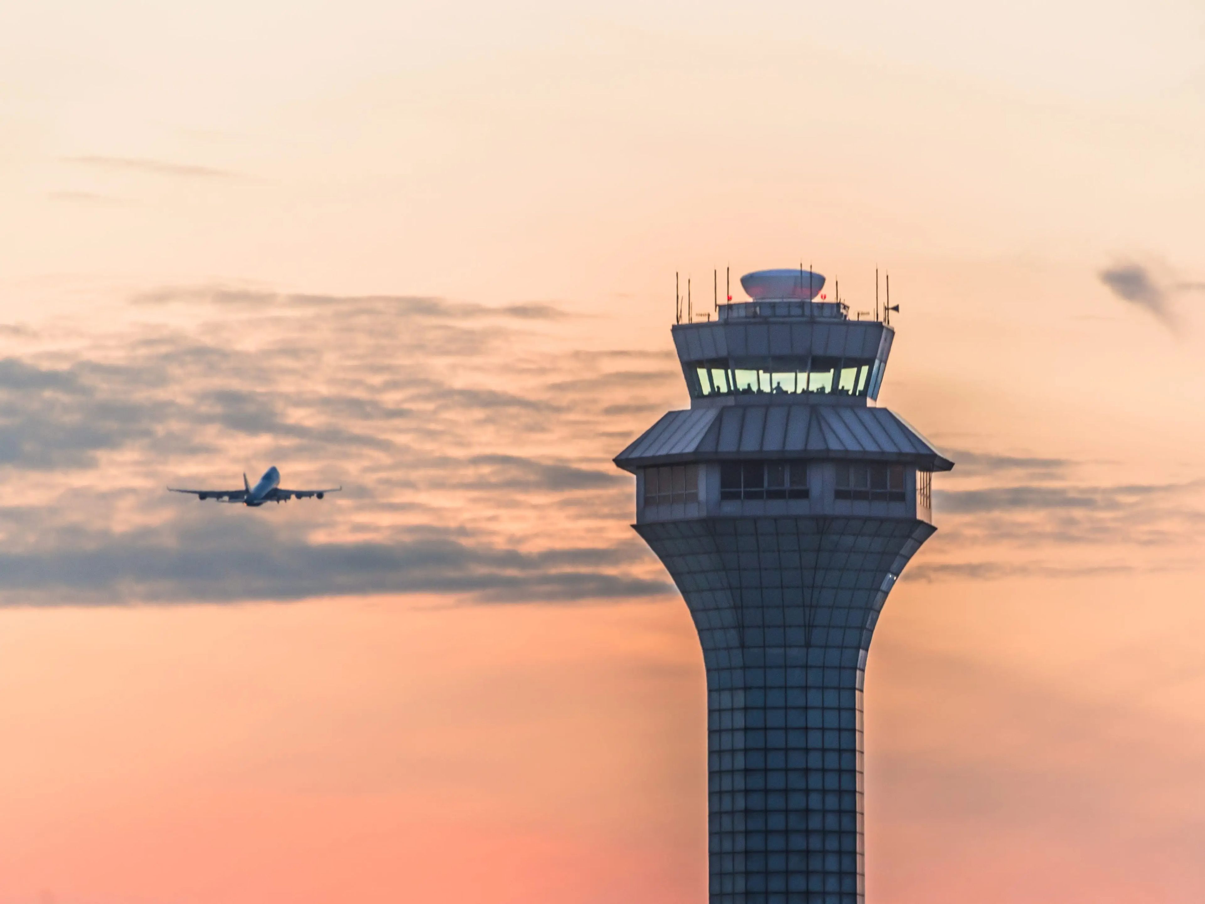 LiveATC permite a cualquiera acceder a las conversaciones entre el control del tráfico aéreo y las aeronaves.