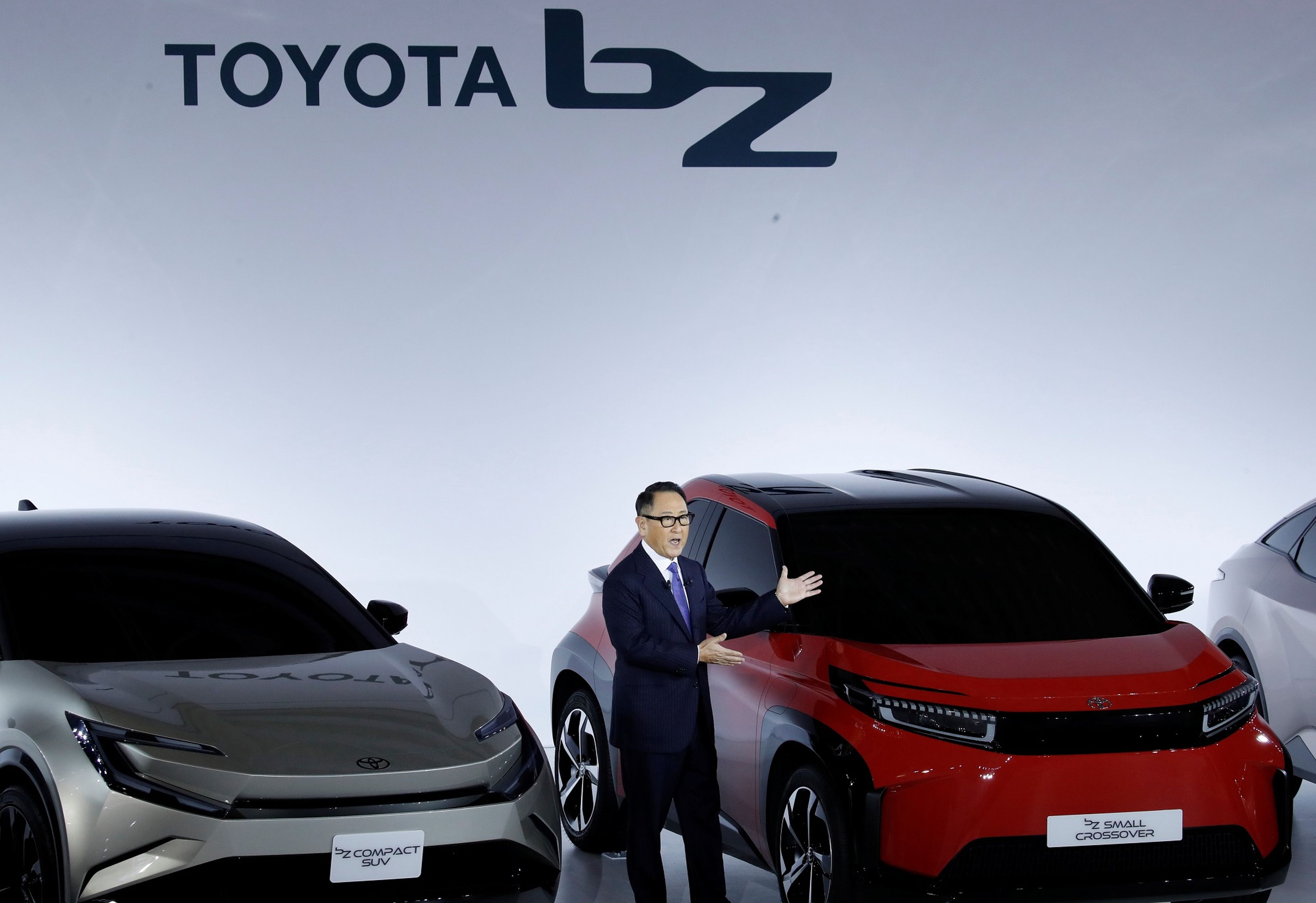 Akio Toyoda, presidente de Toyota, entre dos modelos eléctricos de la marca.