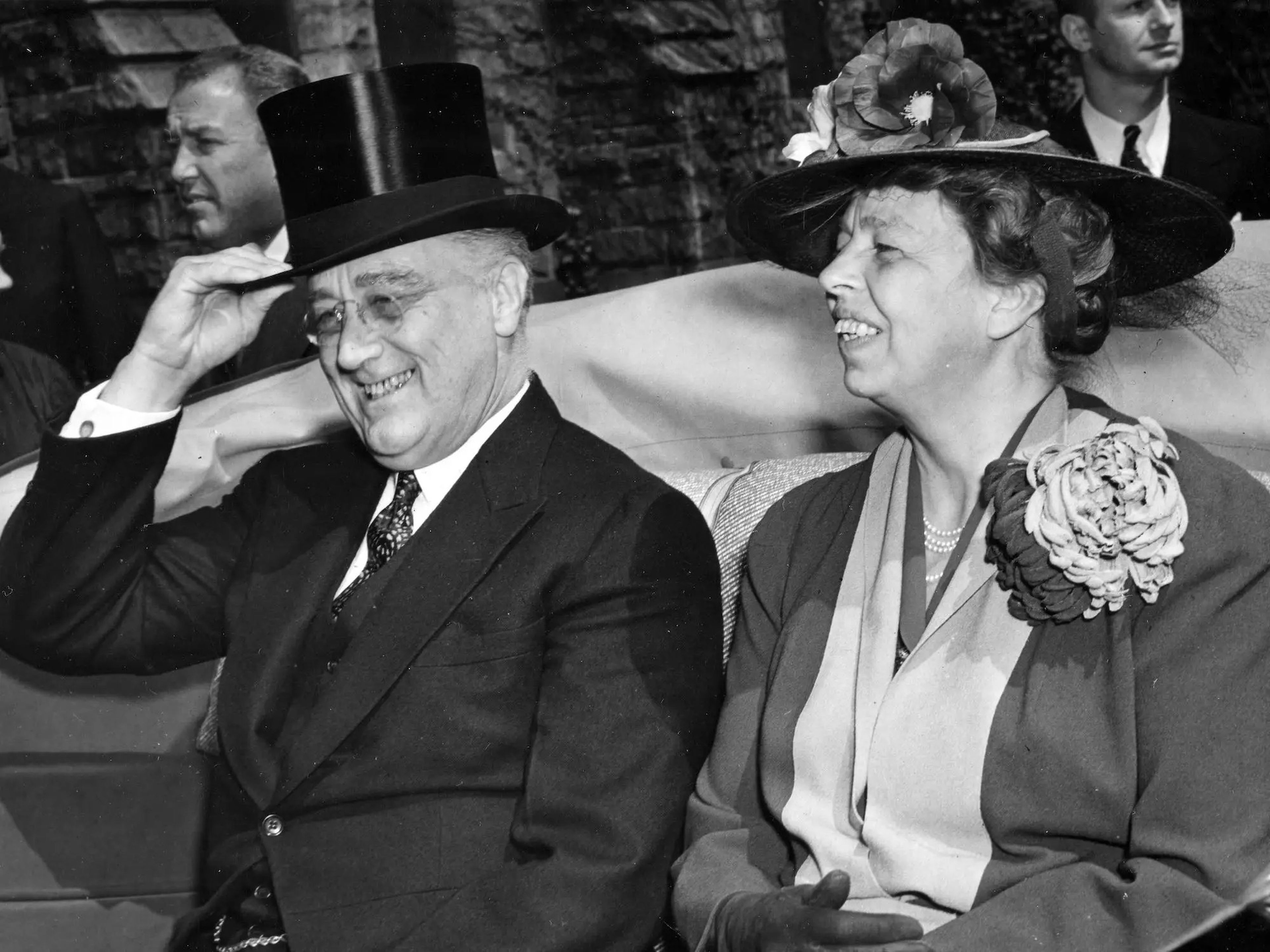El presidente estadounidense Franklin D Roosevelt y la primera dama Eleanor Roosevelt al salir de una iglesia en 1943.