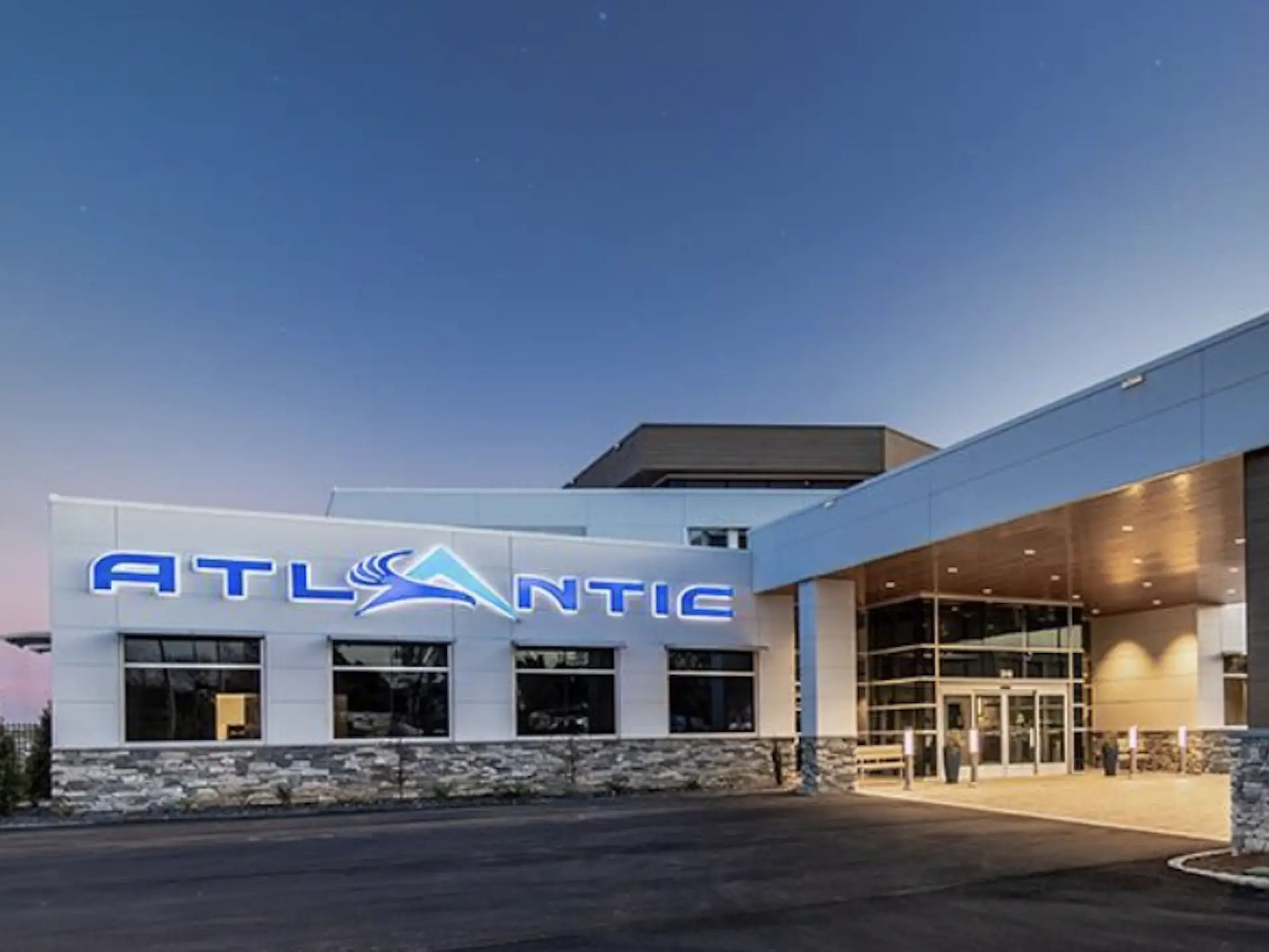 Atlantic Aviation es uno de los operadores fijos preferidos de NetJets, donde recibe servicios como el abastecimiento de combustible, en muchas ciudades. 
