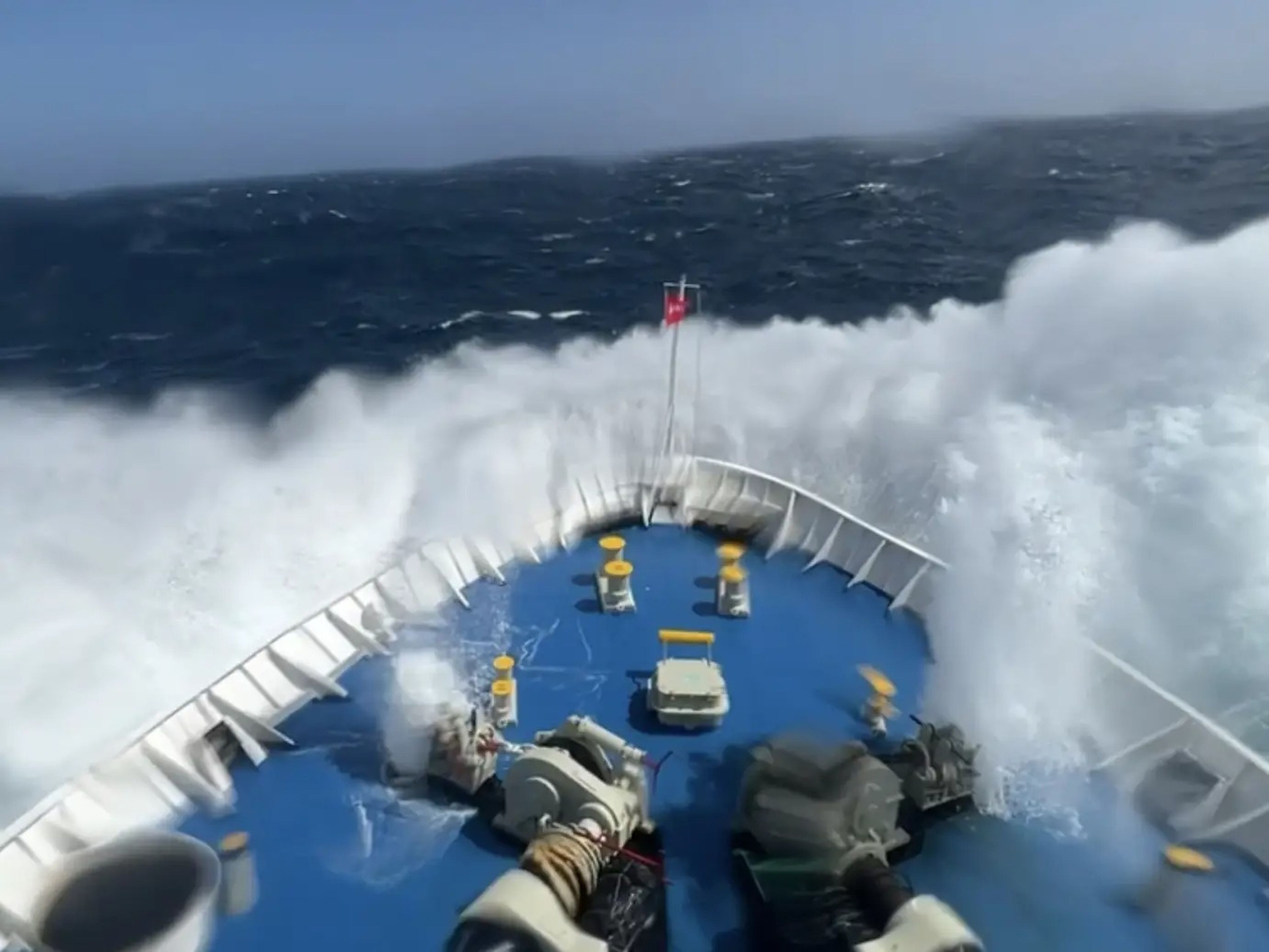 El barco golpeando el agua tras una ola gigante en el Paso de Drake de regreso a Argentina.