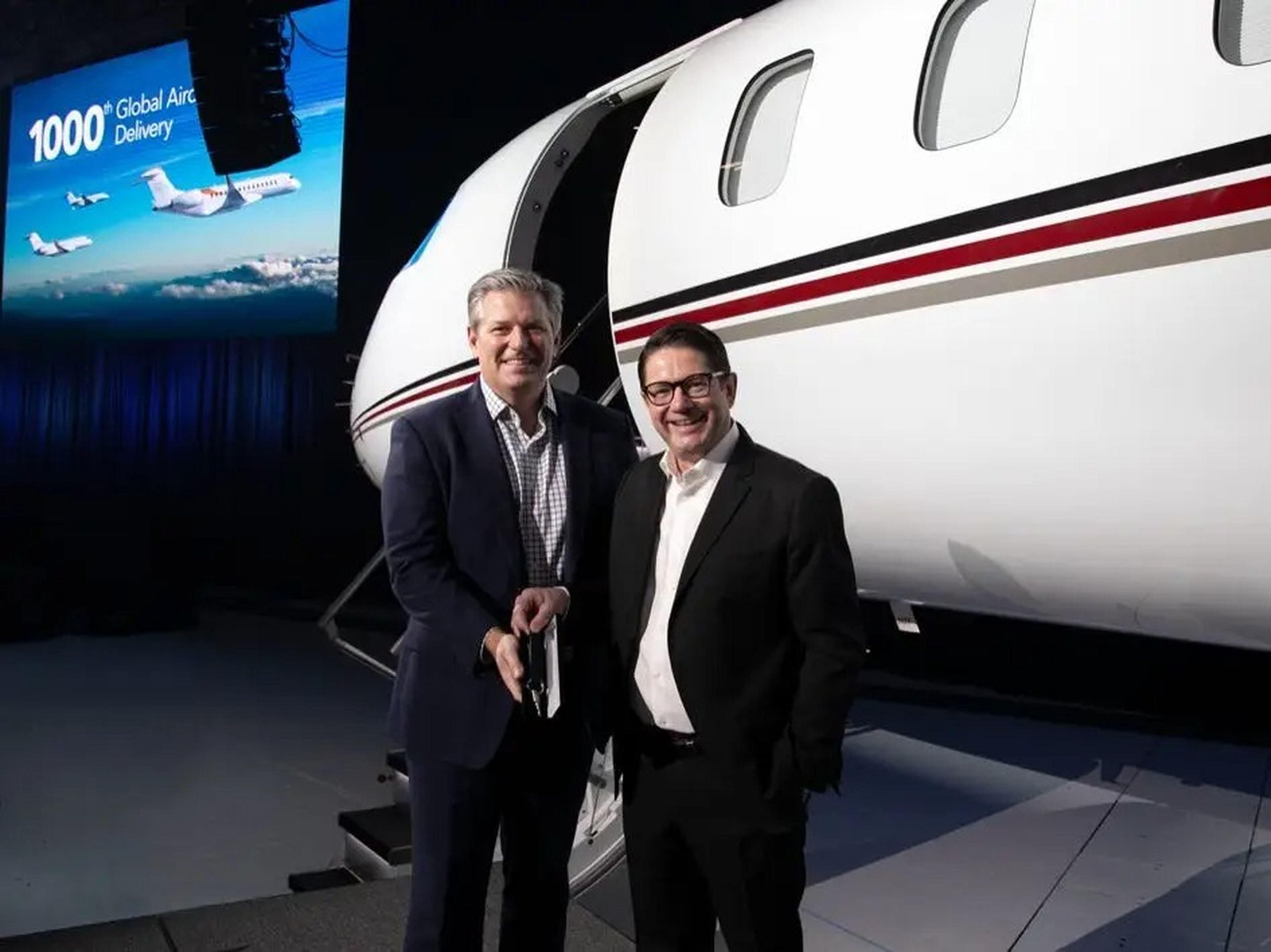 El CEO de Bombardier, Éric Marte, y el presidente de ventas, marketing y servicios de NetJets en la ceremonia de entrega del primer Global 7500 de la compañía en diciembre de 2021 en Montreal (Canadá).