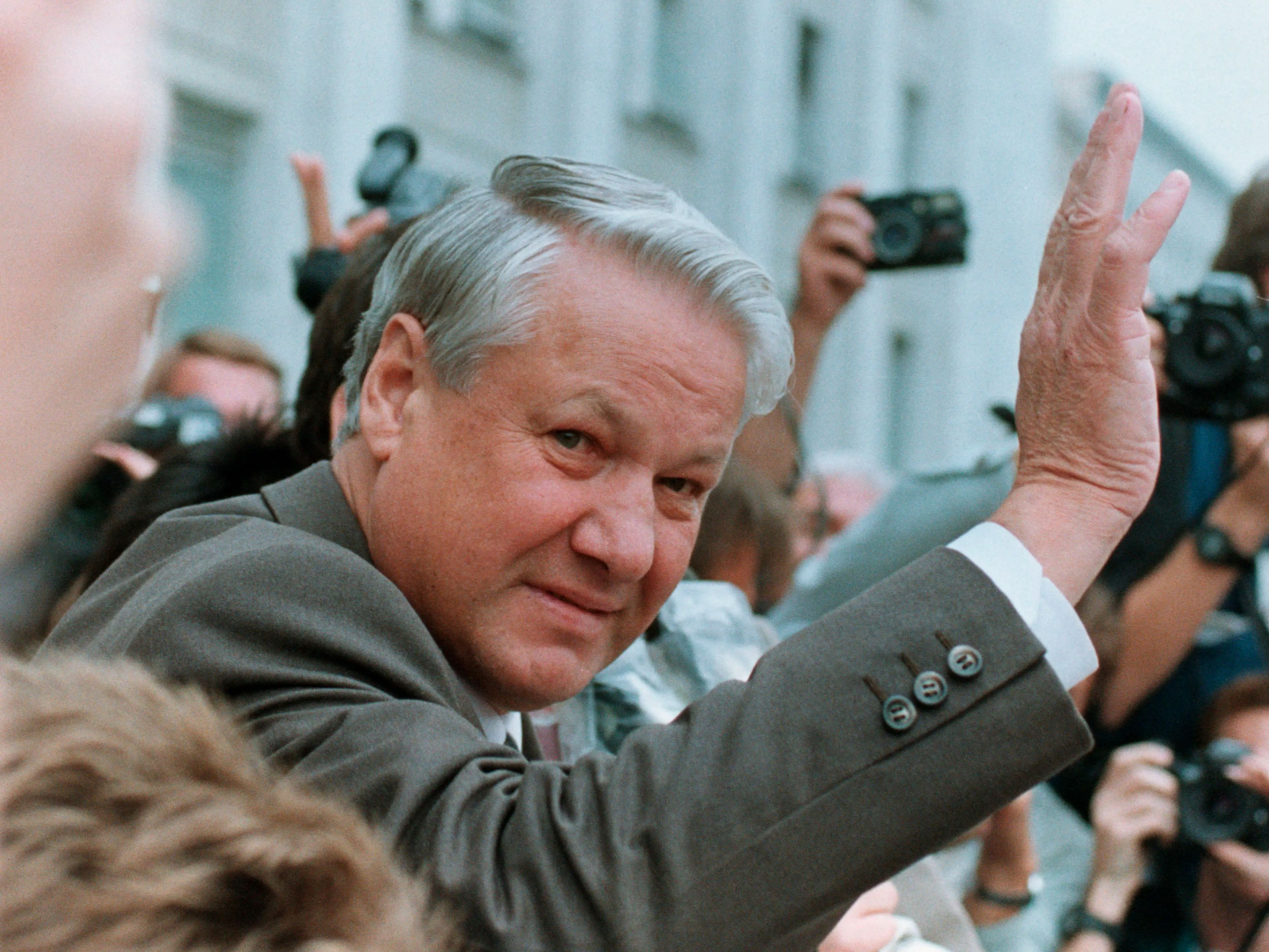 El presidente ruso Boris Yeltsin saluda a los manifestantes que protestaban por un intento de golpe de Estado contra Gorbachov en agosto de 1991.