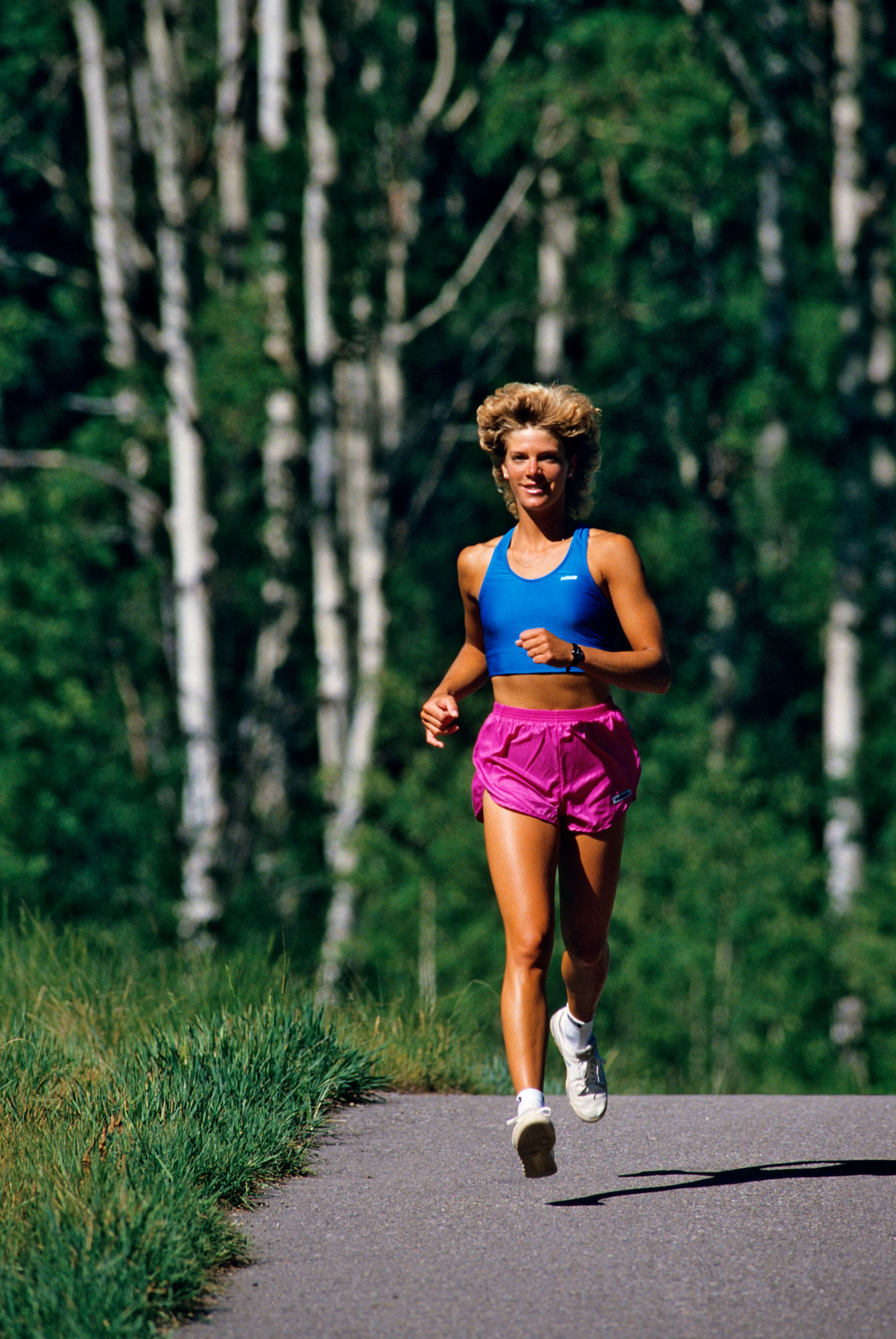 Una mujer corriendo en Vail, Colorado, en la década de 1980.