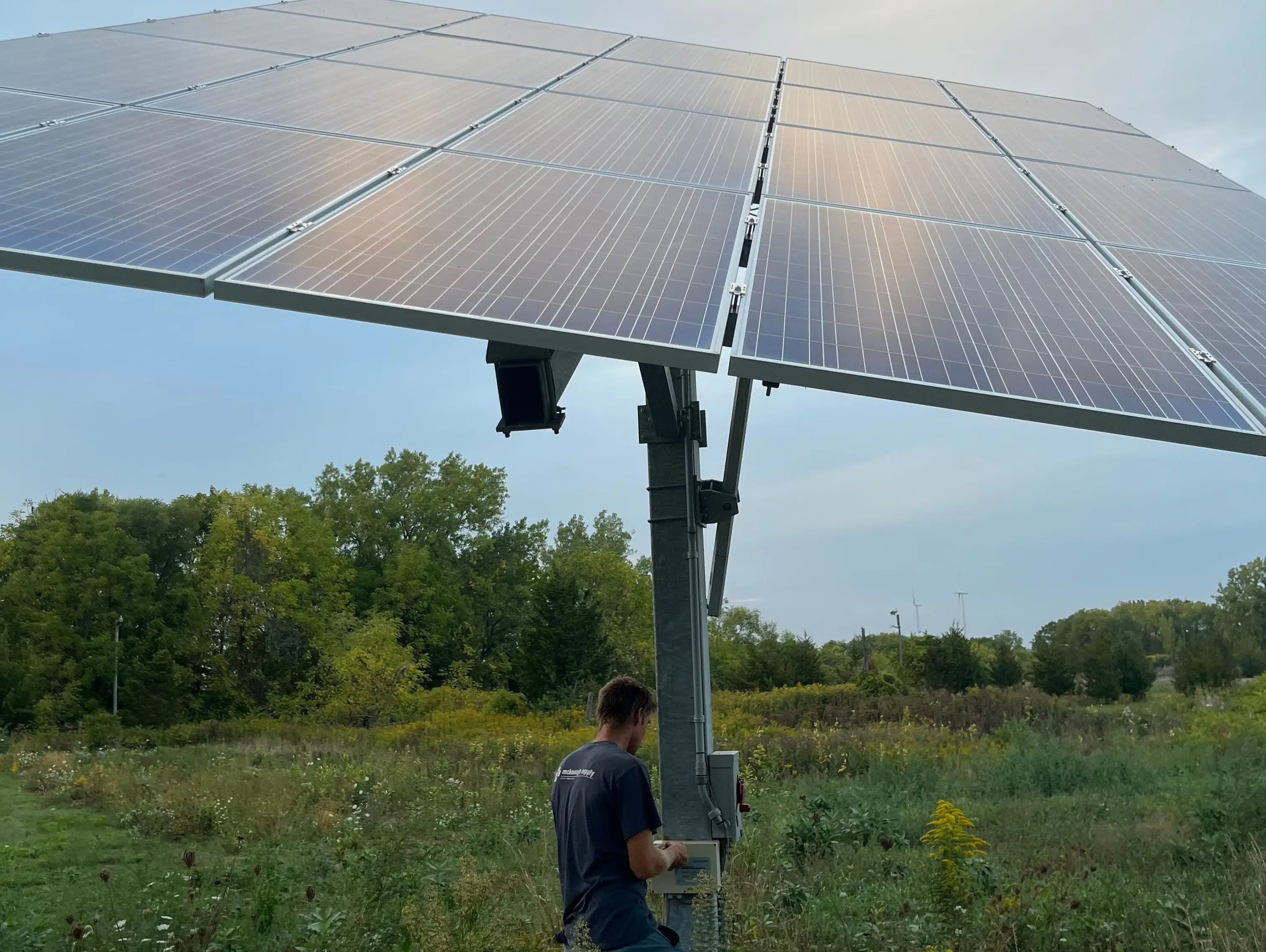 El panel solar brinda energía a su hogar.