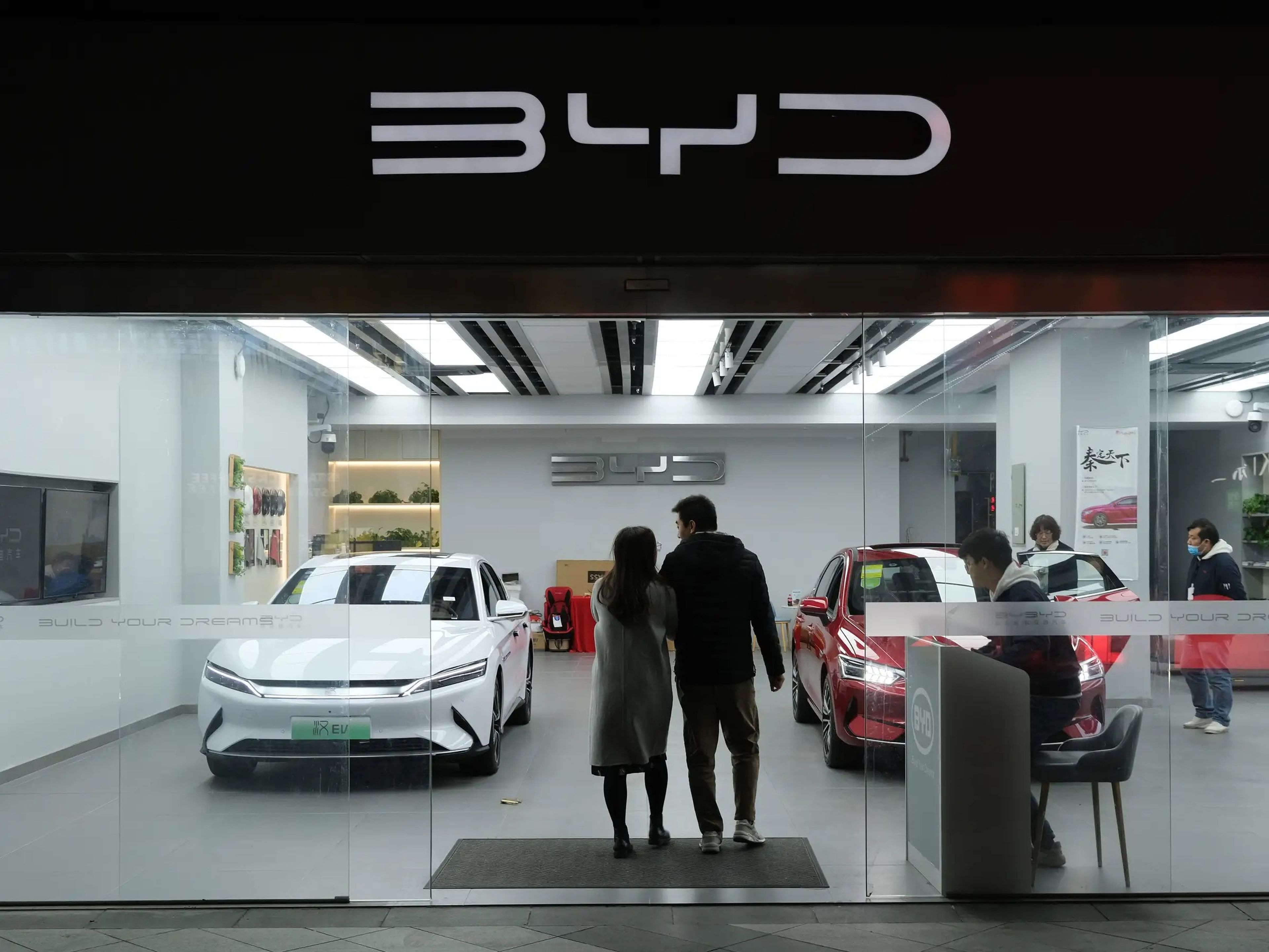 Tienda de coches eléctricos BYD en Shanghái (China) en 2021.