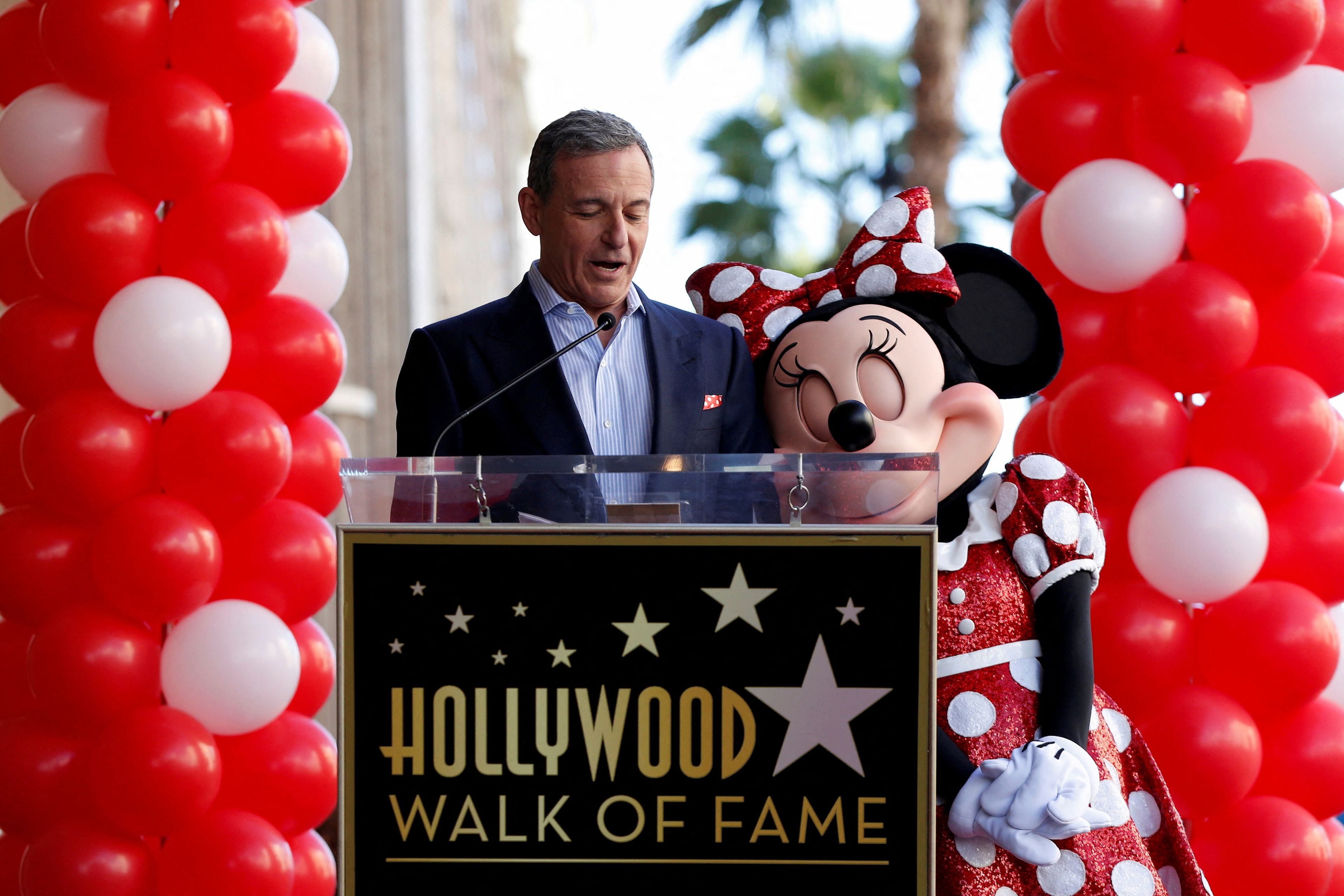 El CEO de Disney, Bob Iger (izquierda), junto a Minnie Mouse en la inauguración de su estrella en el Paseo de la Fama de Hollywood en Los Ángeles (Estados Unidos).