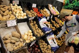 Un chico compra en un supermercado en medio de la escalada de los precios de los alimentos.