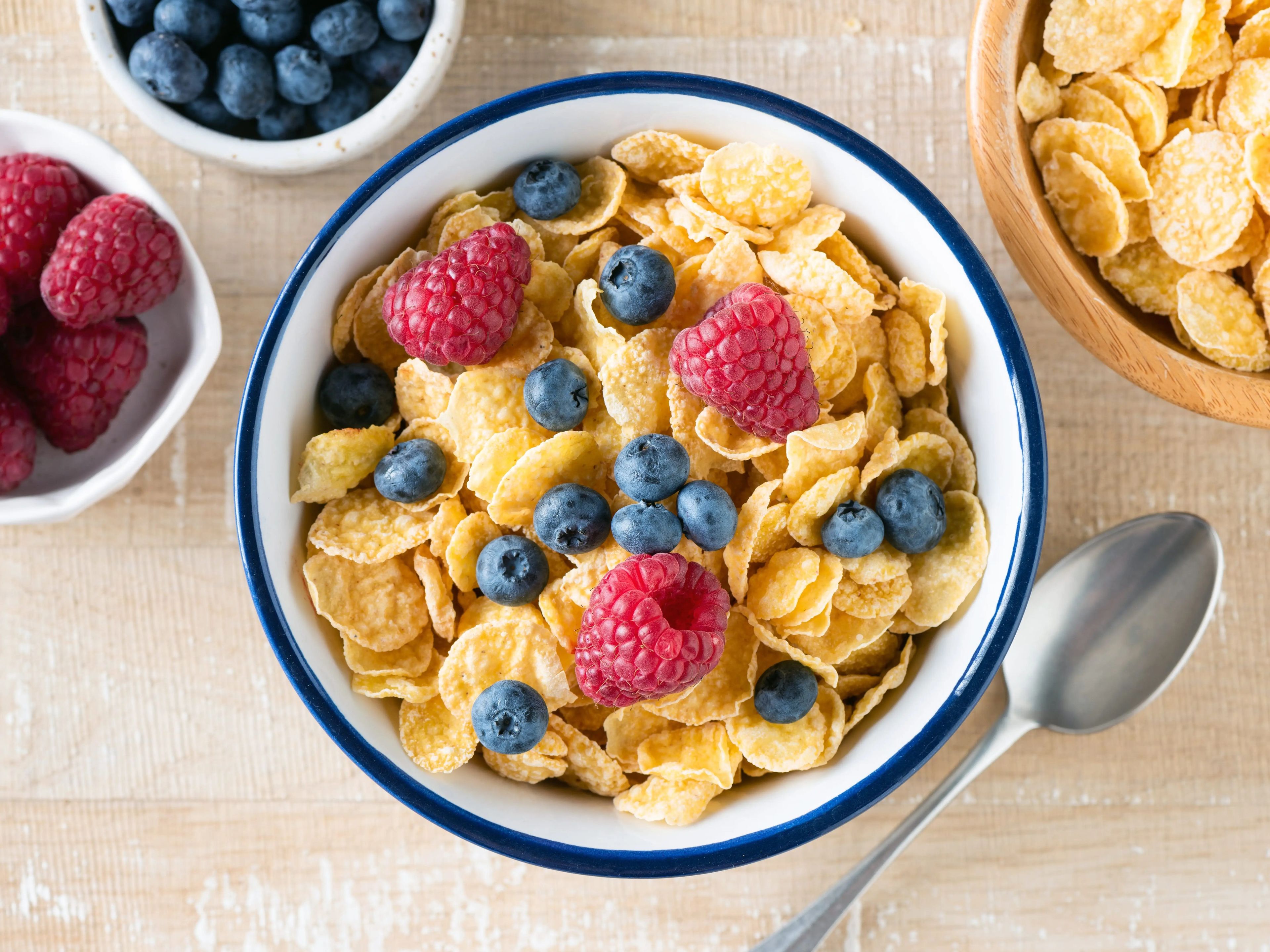 Corn flakes with berries