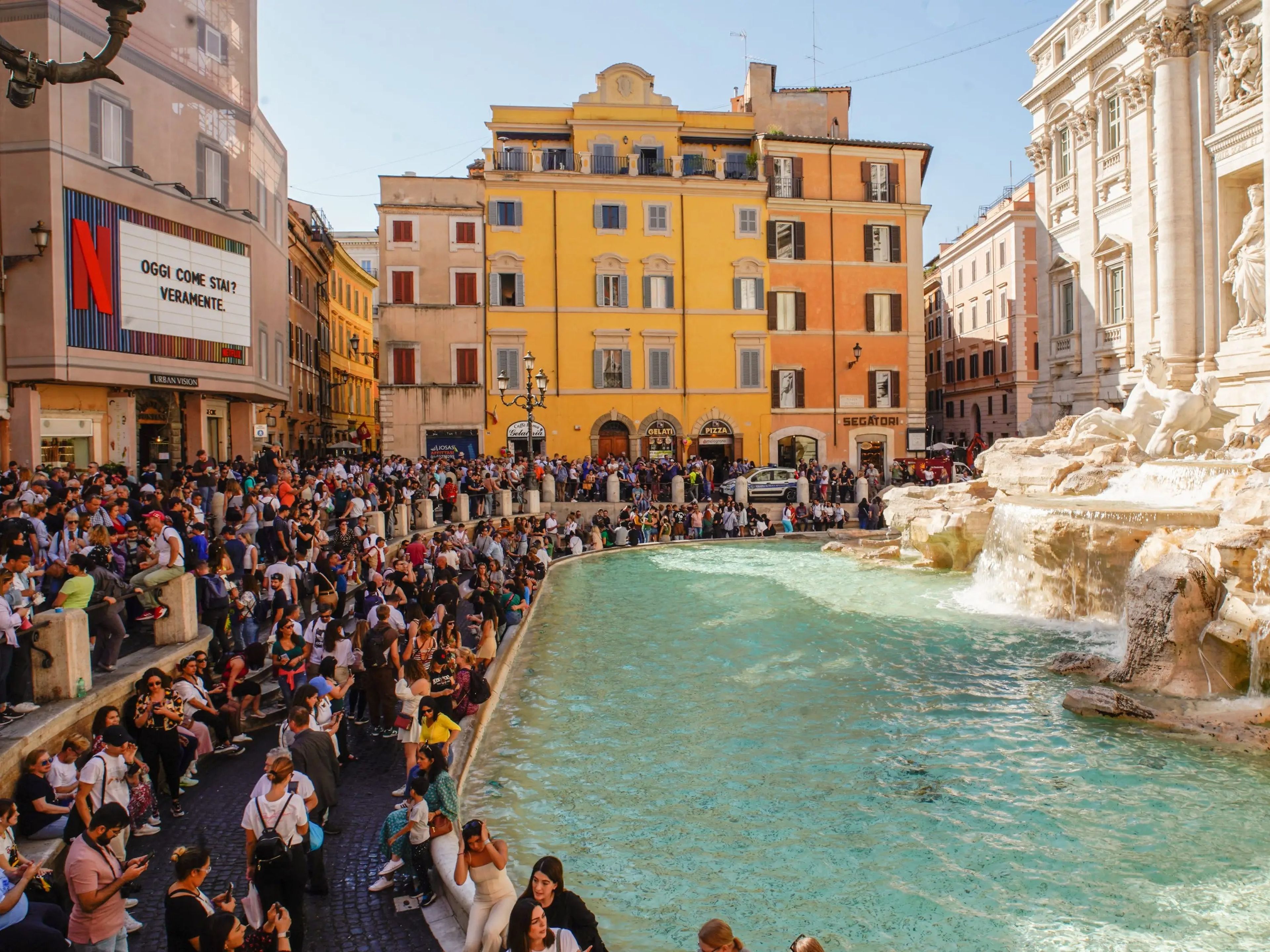 Multitudes se agolpan en la Fontana de Trevi de Roma en octubre de 2022.