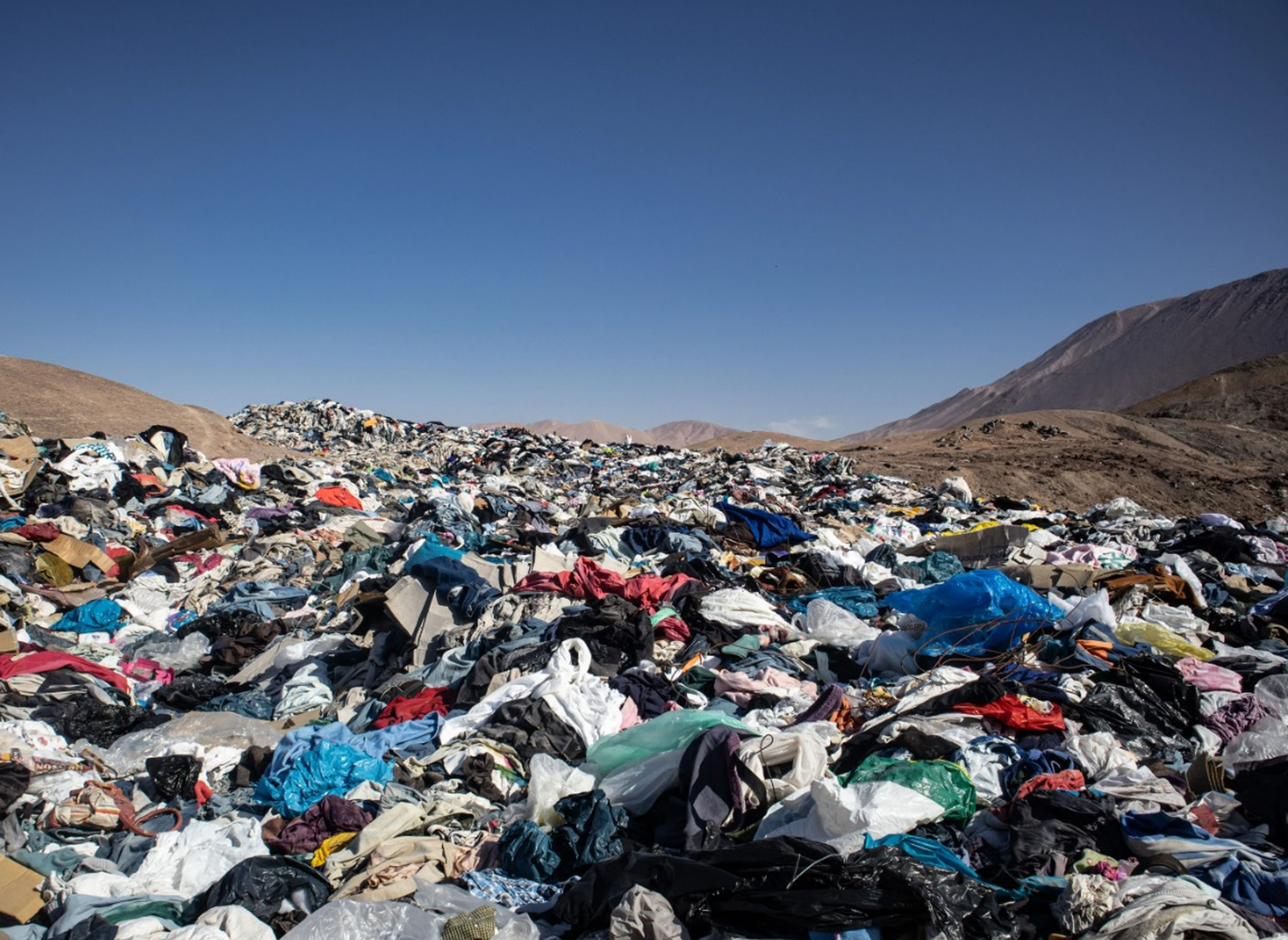 Cuando la ropa no puede reciclarse, acaba en vertederos de todo el mundo, como por ejemplo, el desierto de Chile. 