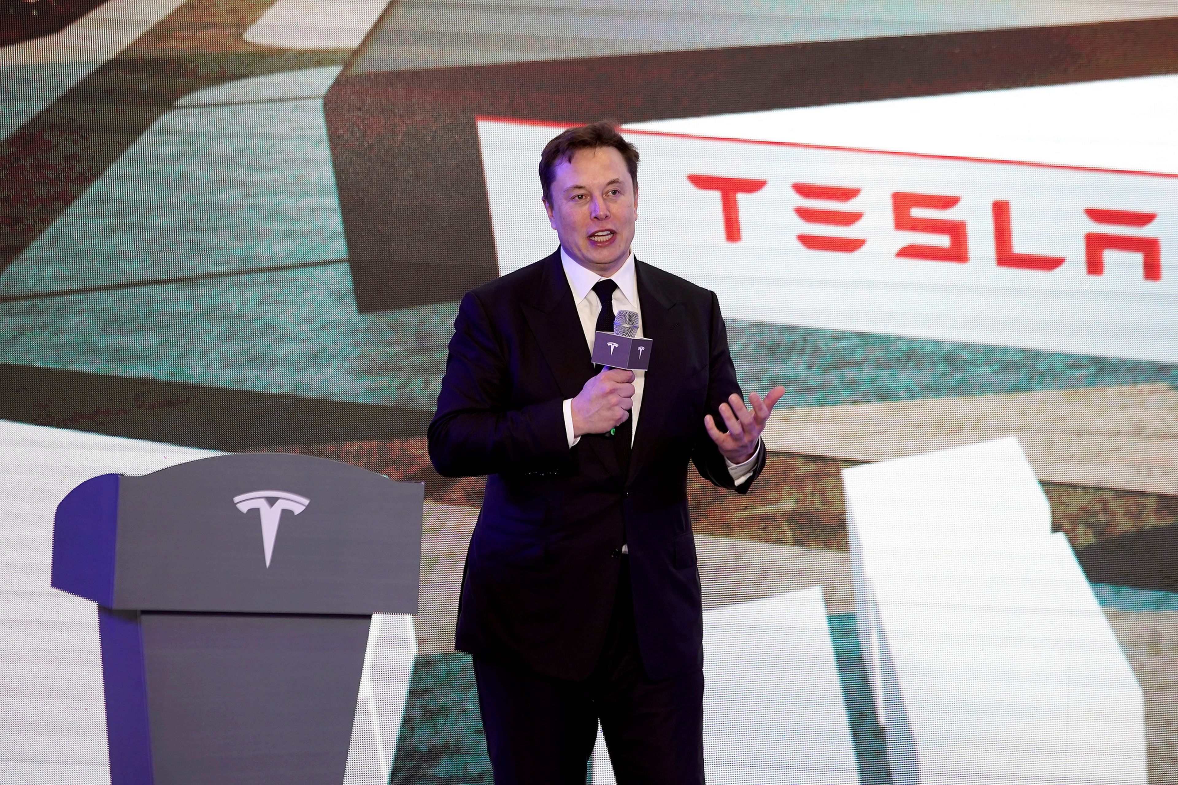 Elon Musk, CEO de Tesla, mantiene viva la promesa del coche completamente autónomo. 