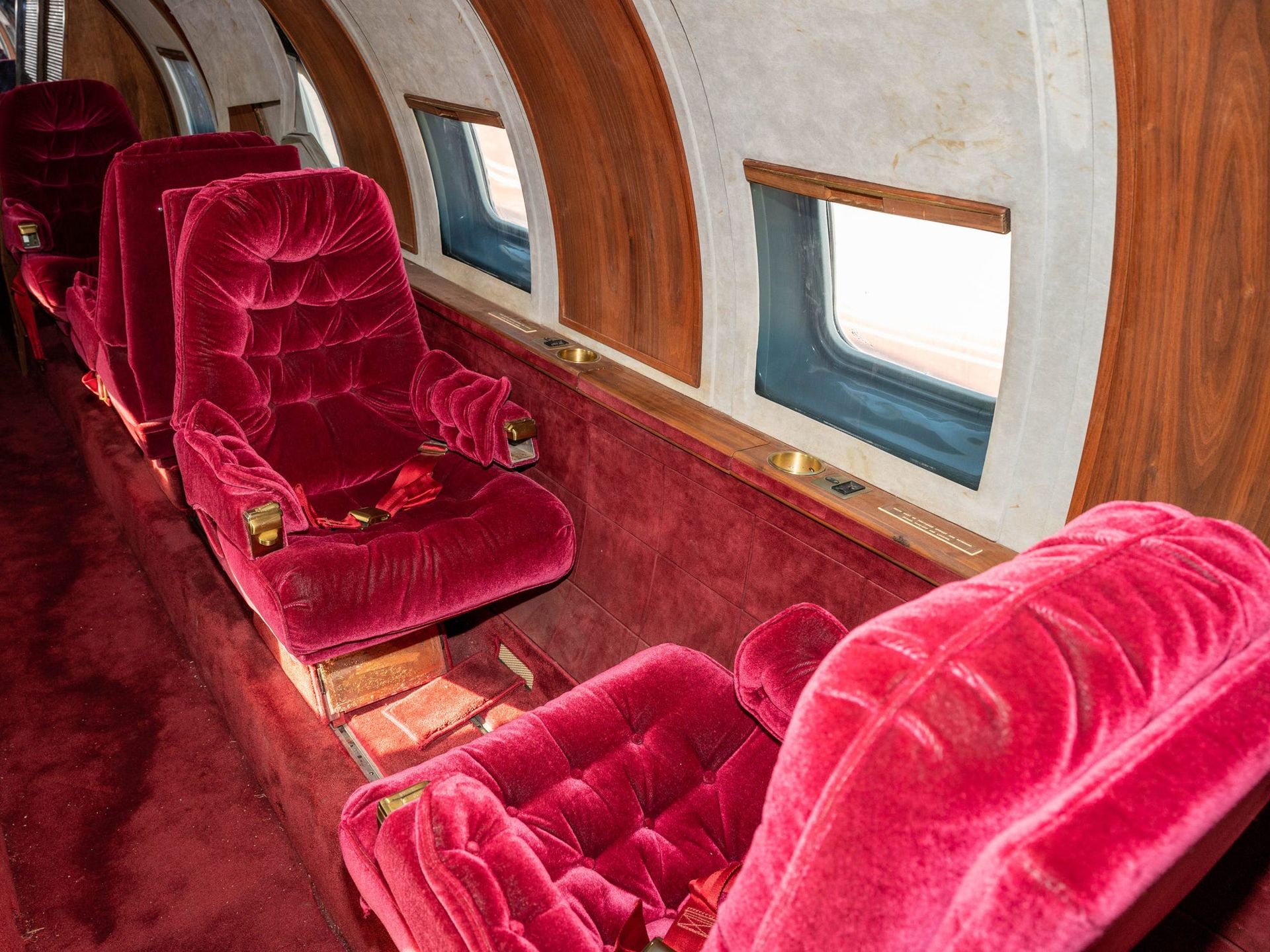 Cómo es el interior del avión de Elvis Presley que sale a subasta
