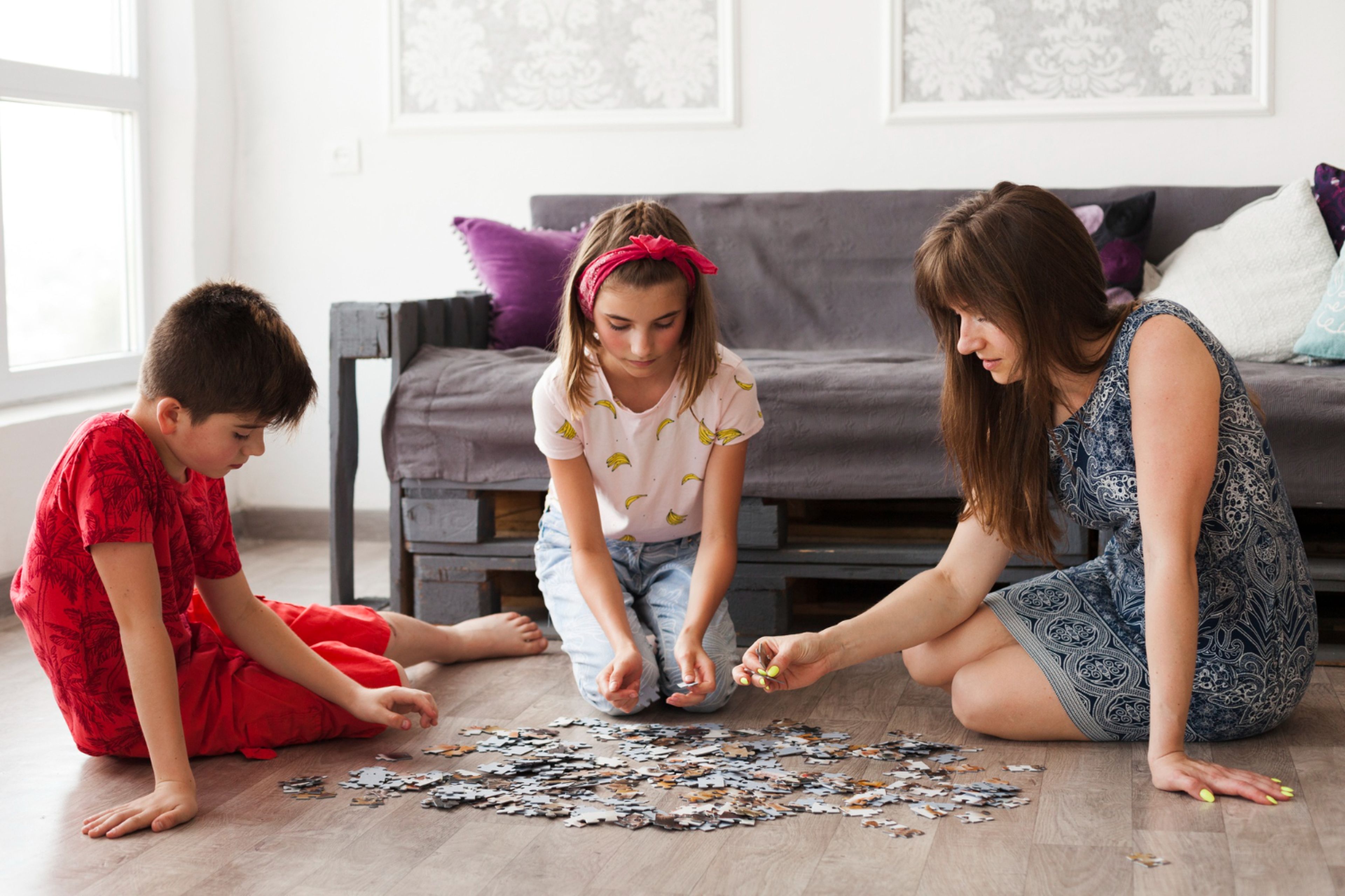 Familia haciendo un puzzle en el suelo