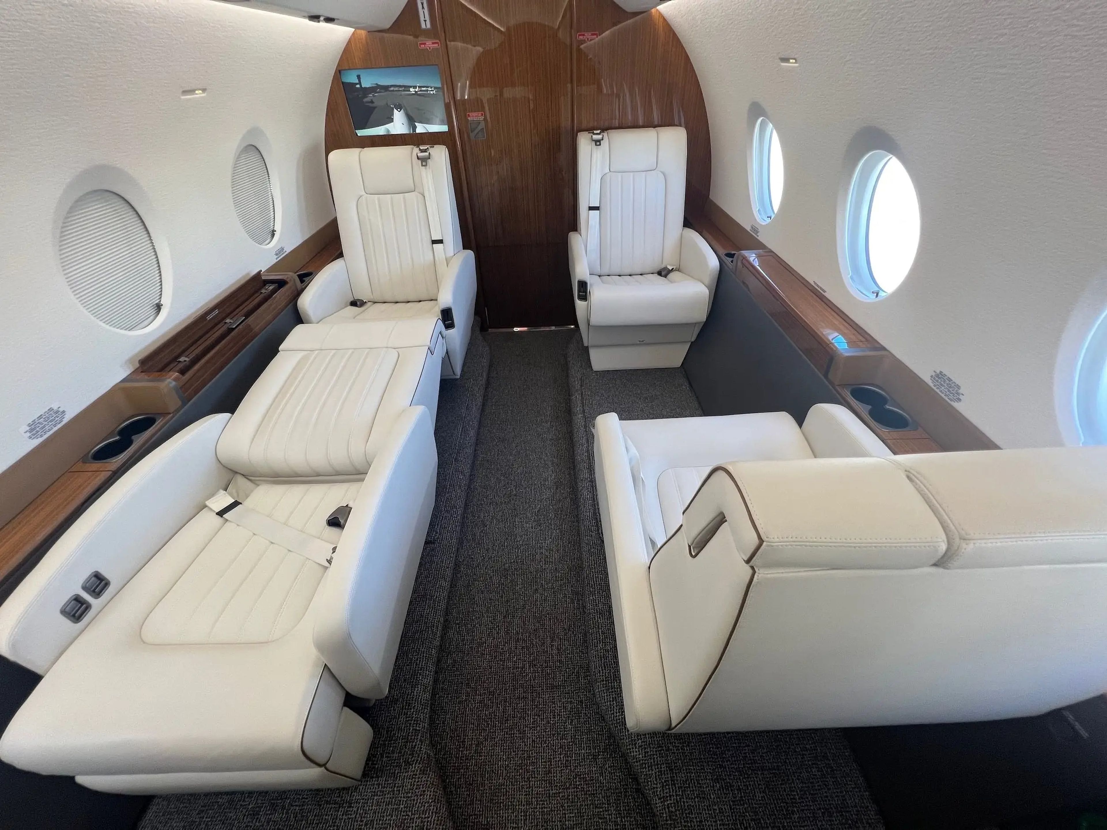 El Gulfstream (en la foto) tiene asientos similares que se convierten en camas.