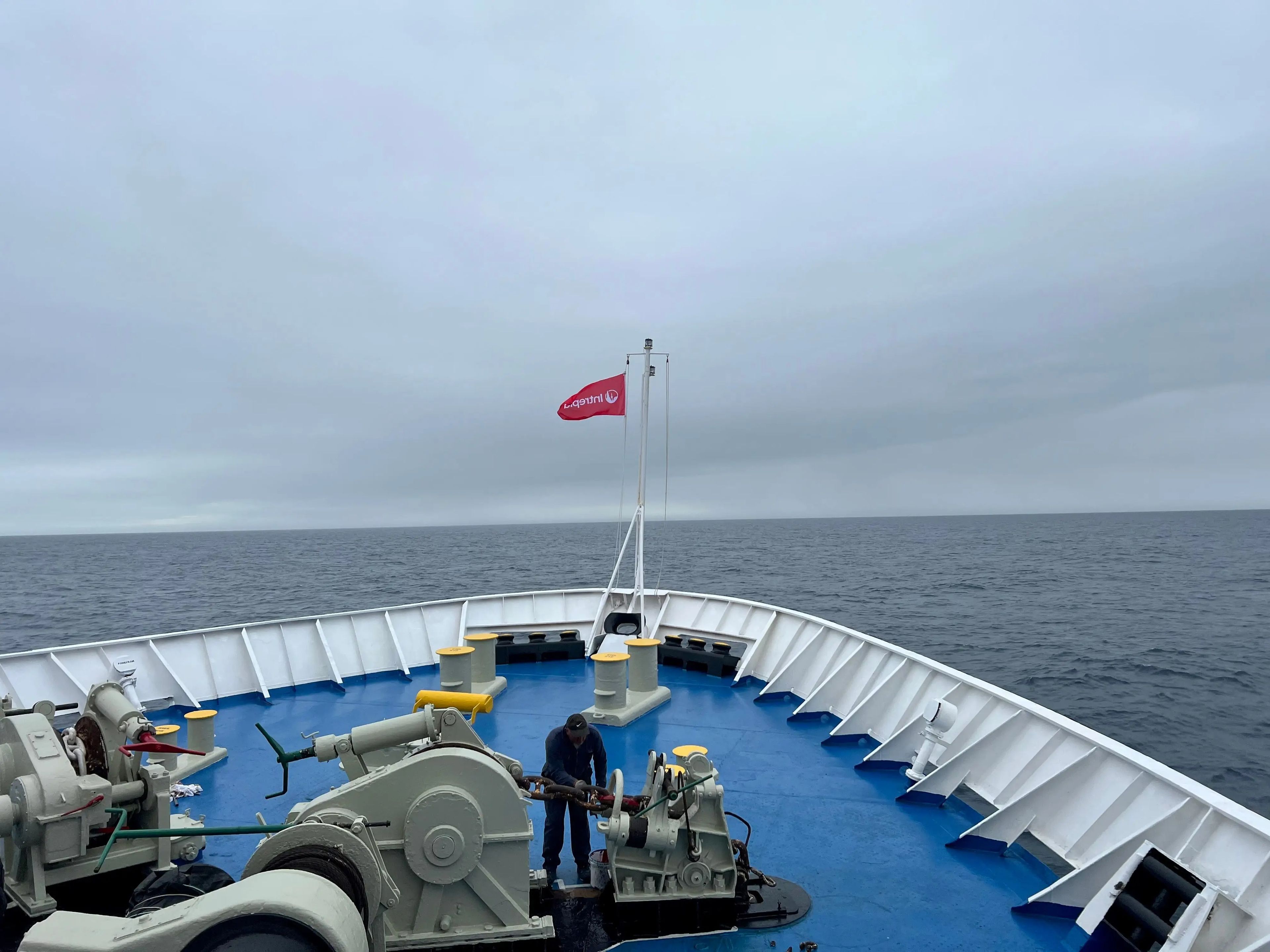 La parte frontal del buque Ocean Endeavor de Intrepid con una bandera de la marca ondeando.