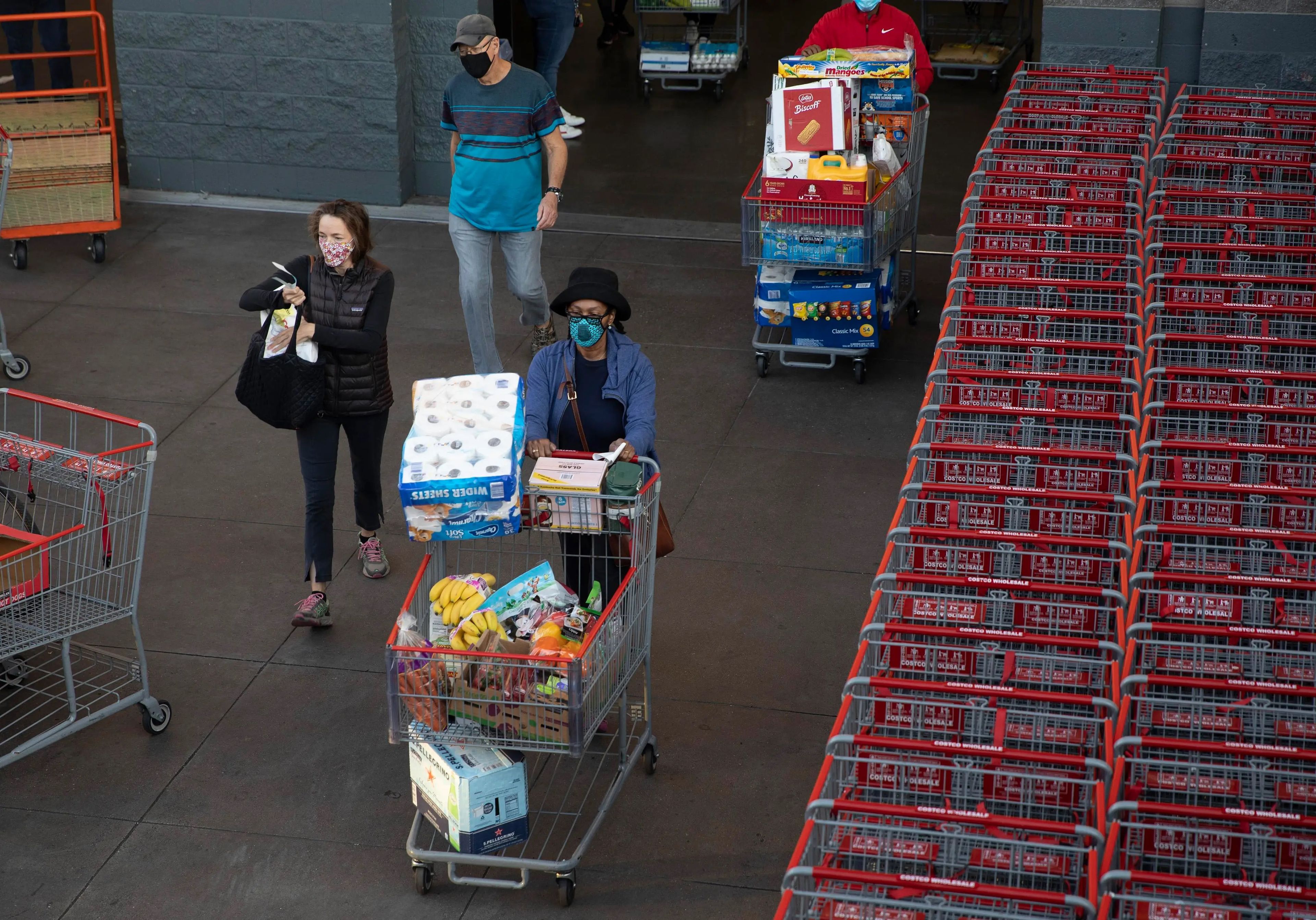 Gente comprando en un Costco de San Francisco en 2020.