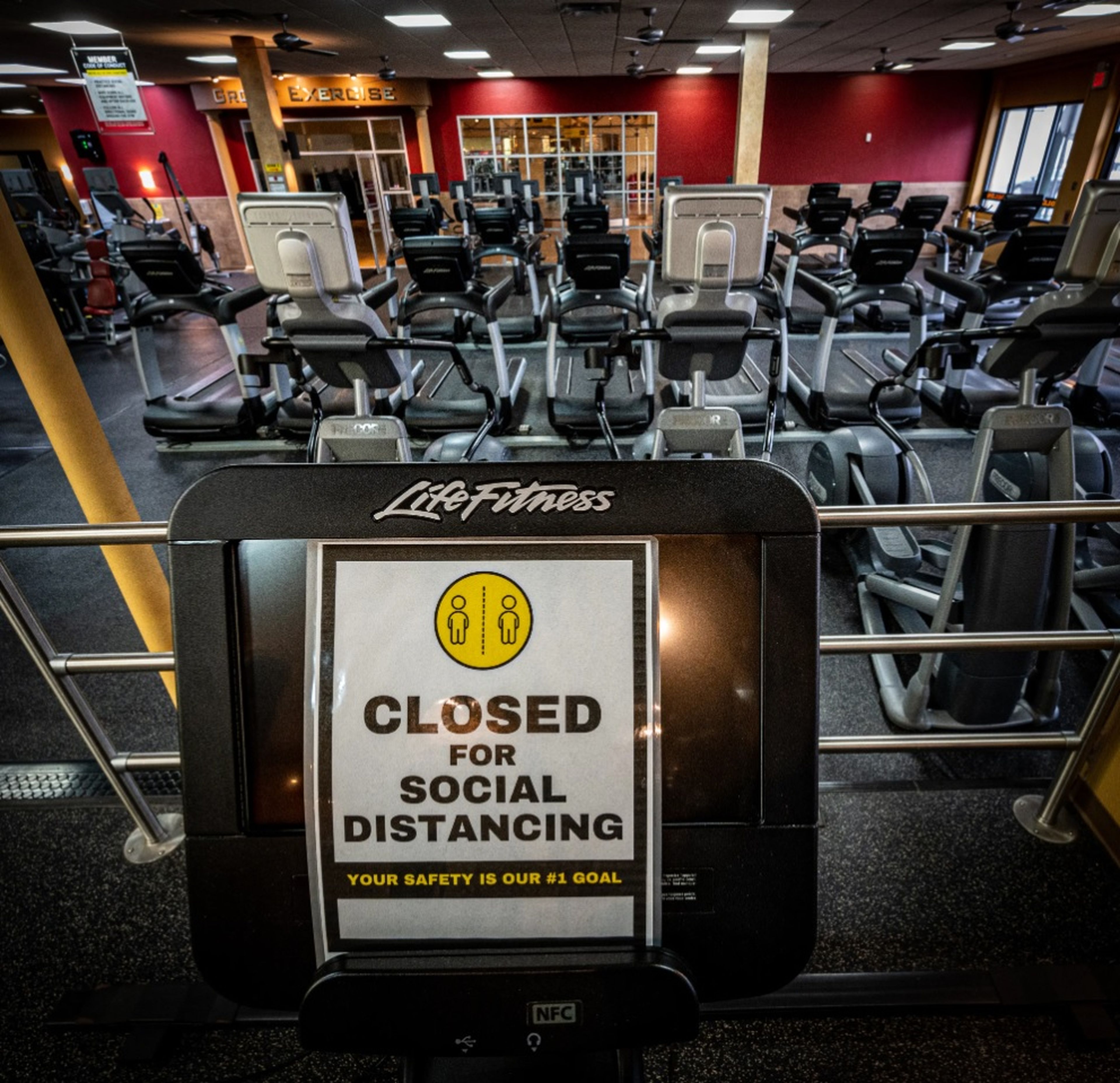 Un Gold's Gym en East Northport, Nueva York, durante el cierre de COVID-19 en agosto de 2020.