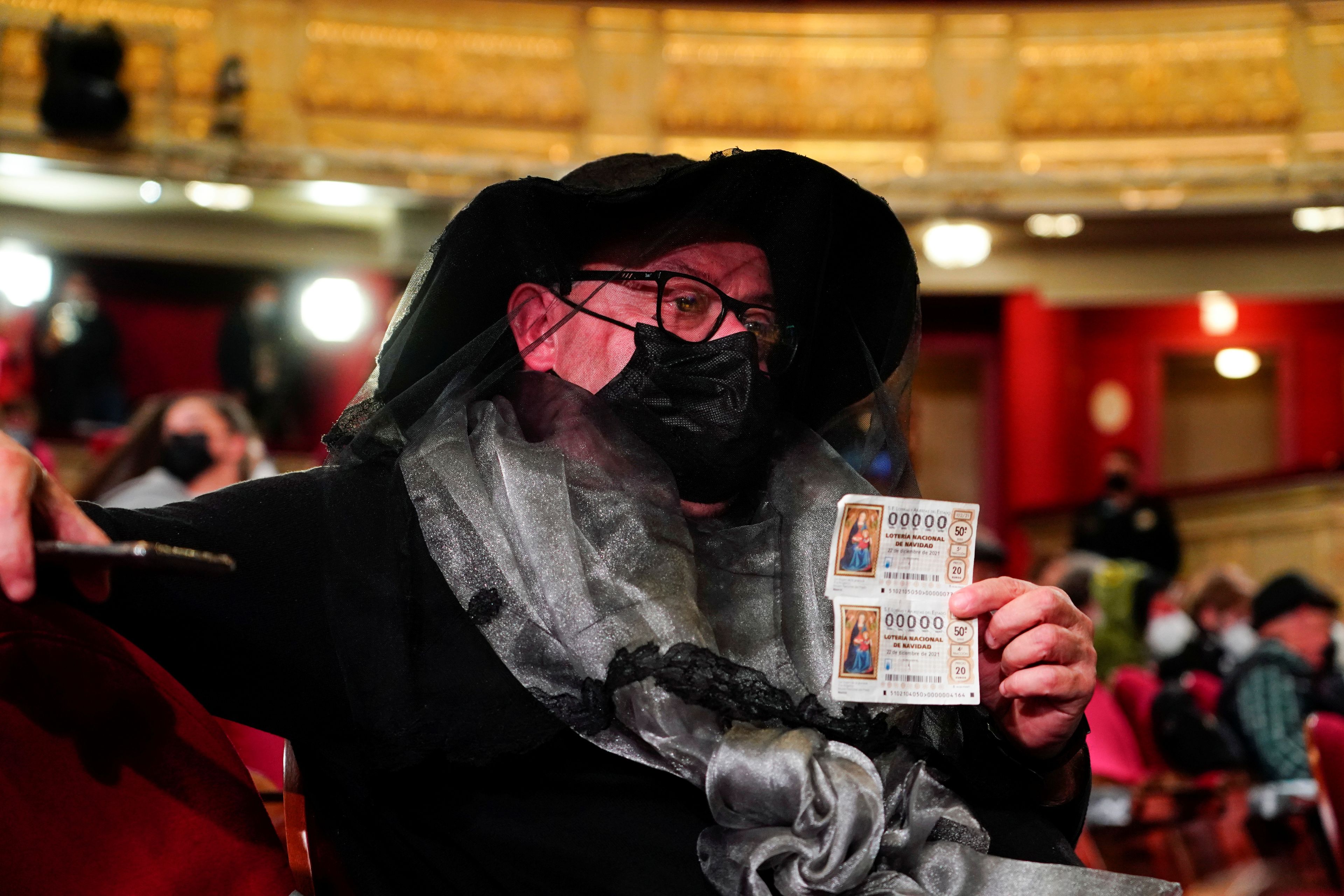 Hombre en el Teatro Real con un décimo de Lotería de Navidad