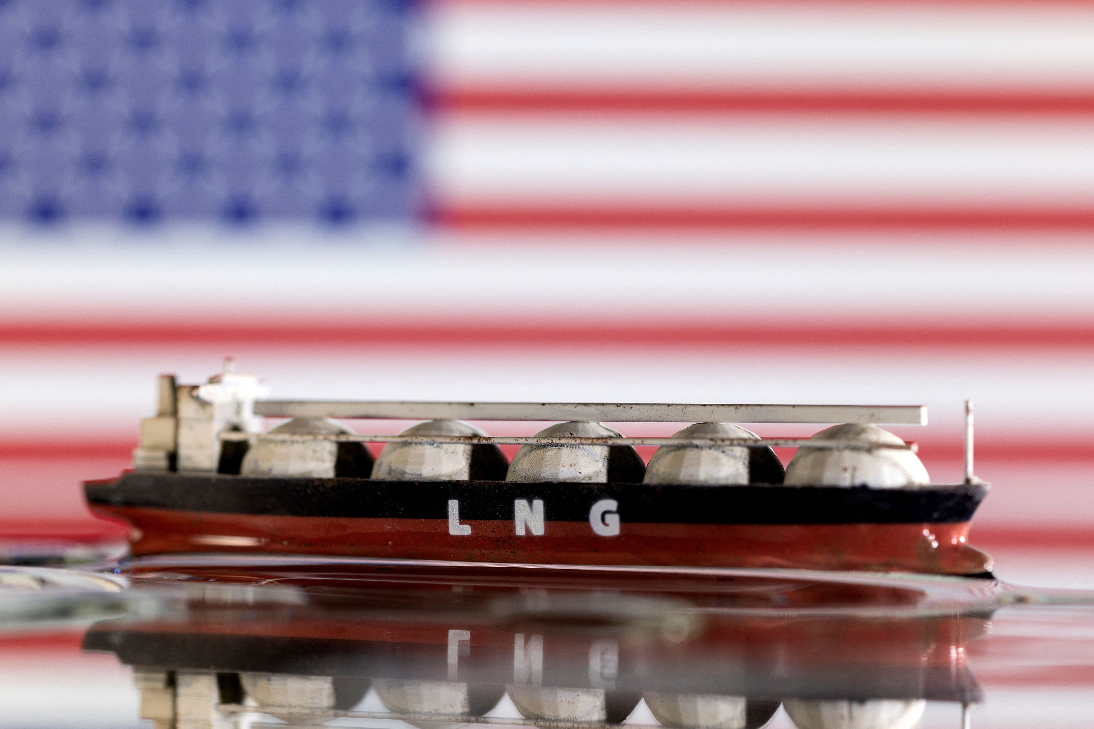 Una ilustración con barco que transporta gas natural licuado delante de una bandera de Estados Unidos. 