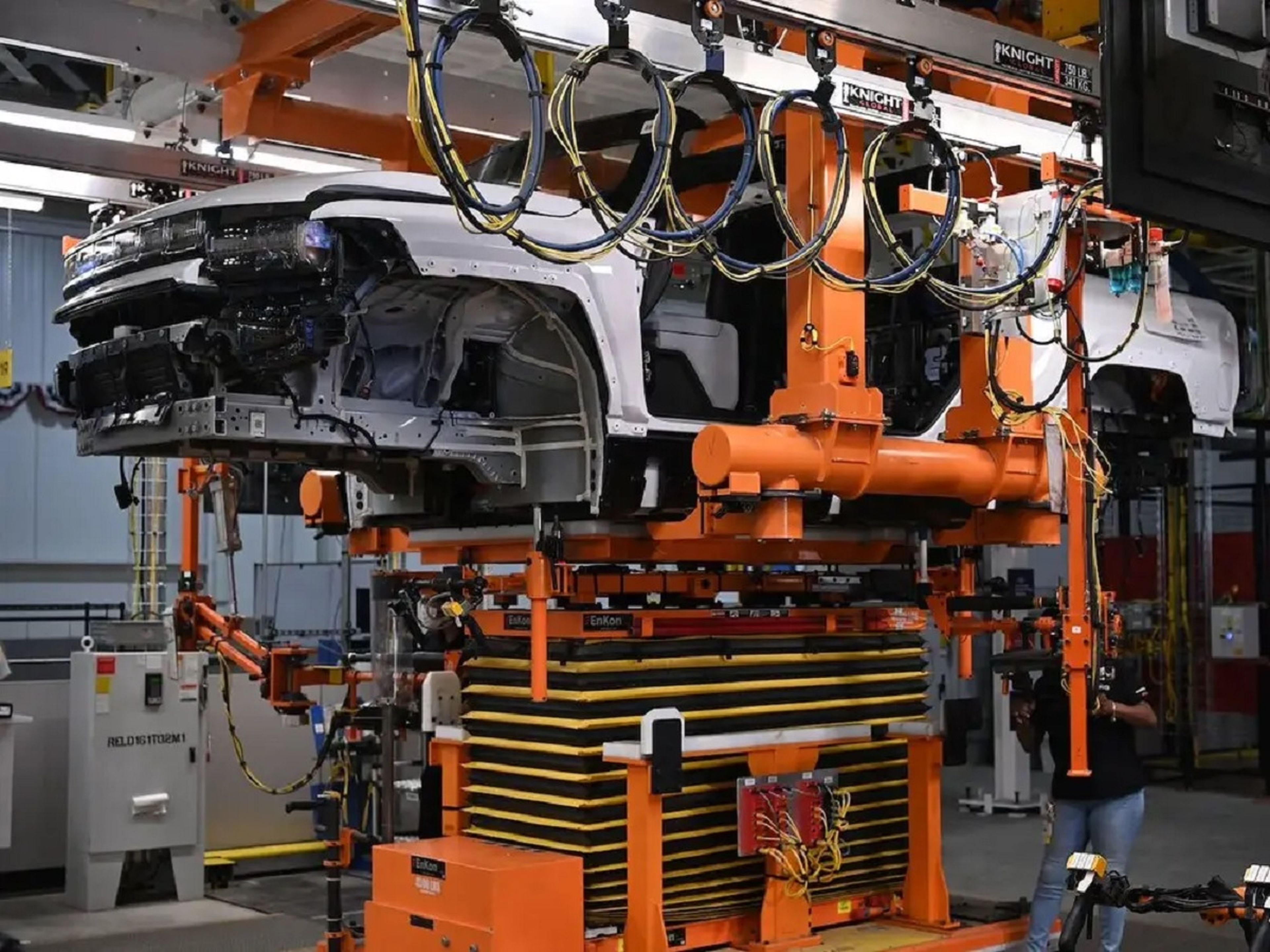 Es posible que los fabricantes de automóviles deban seguir el ejemplo de Tesla. Así se instala una batería en el Hummer EV. 