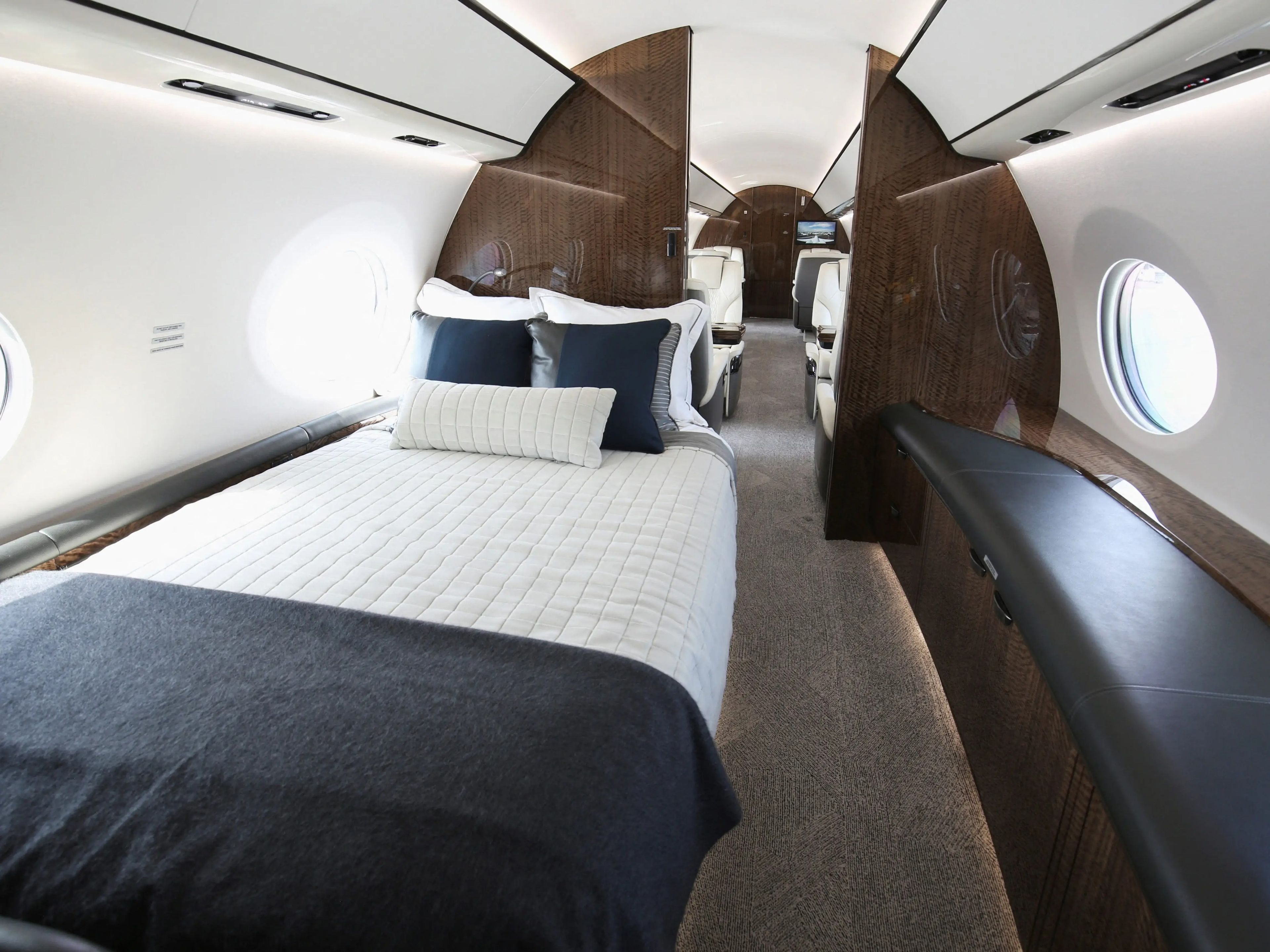 El interior de un avión G700, uno de los más nuevos de la gama Gulfstream Aerospace, se expone en la convención y exposición de la Asociación Nacional de Aviación de Negocios (NBAA) en Orlando, Florida, EEUU, el 17 de octubre de 2022.