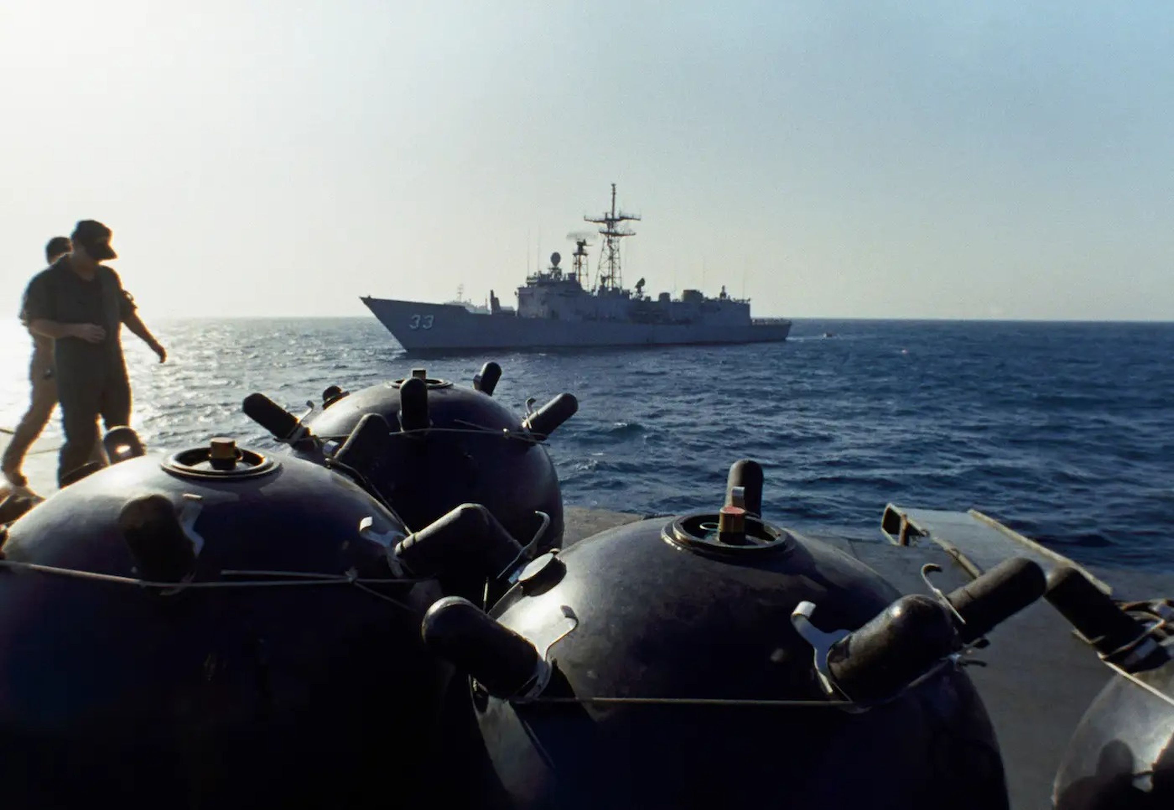 Un grupo de abordaje de la Marina estadounidense inspecciona las minas de un buque iraní en el Golfo Pérsico en septiembre de 1987.